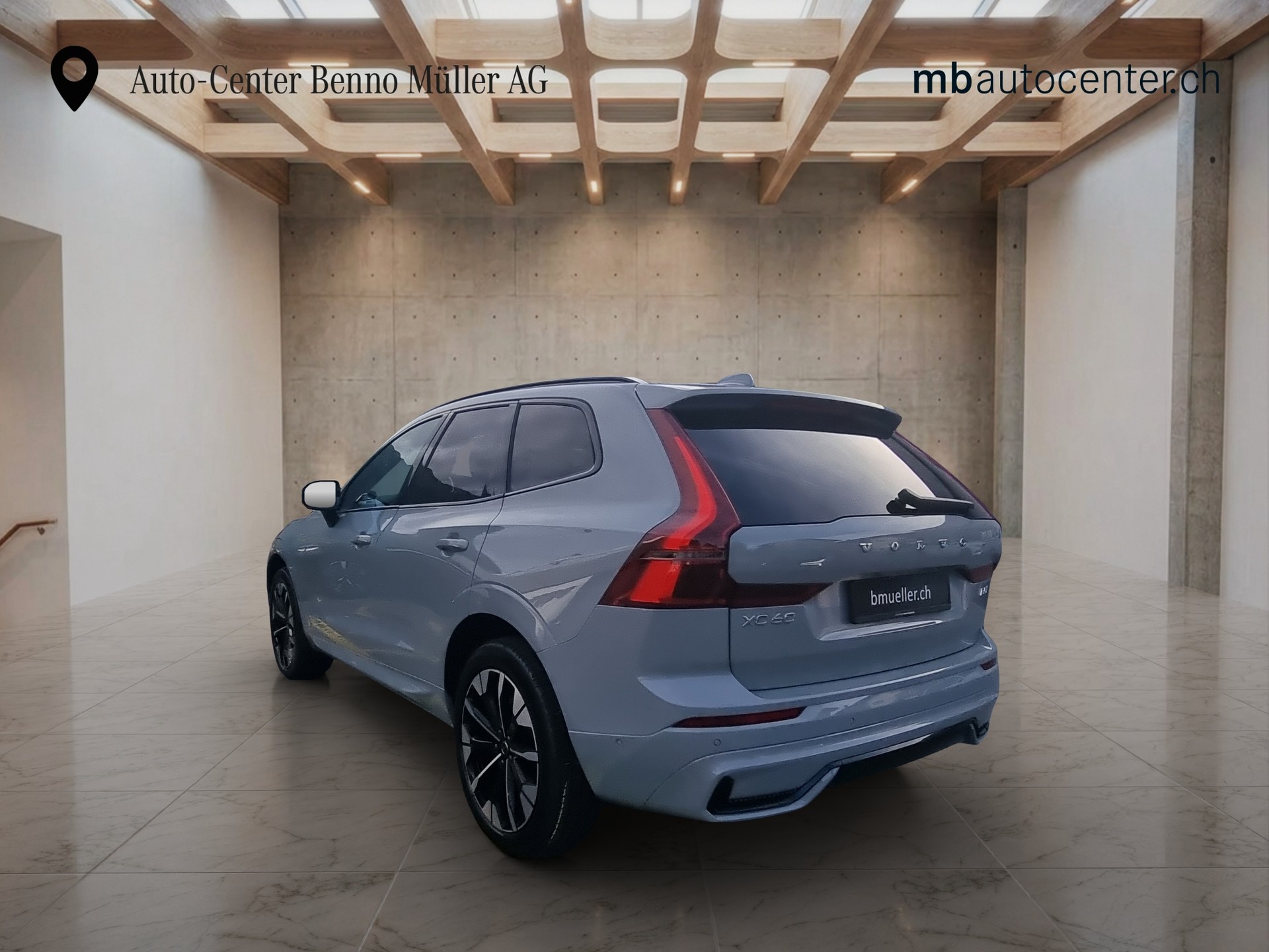 VOLVO XC60 2.0 B5 MH Plus Dark AWD-showroom-element-2