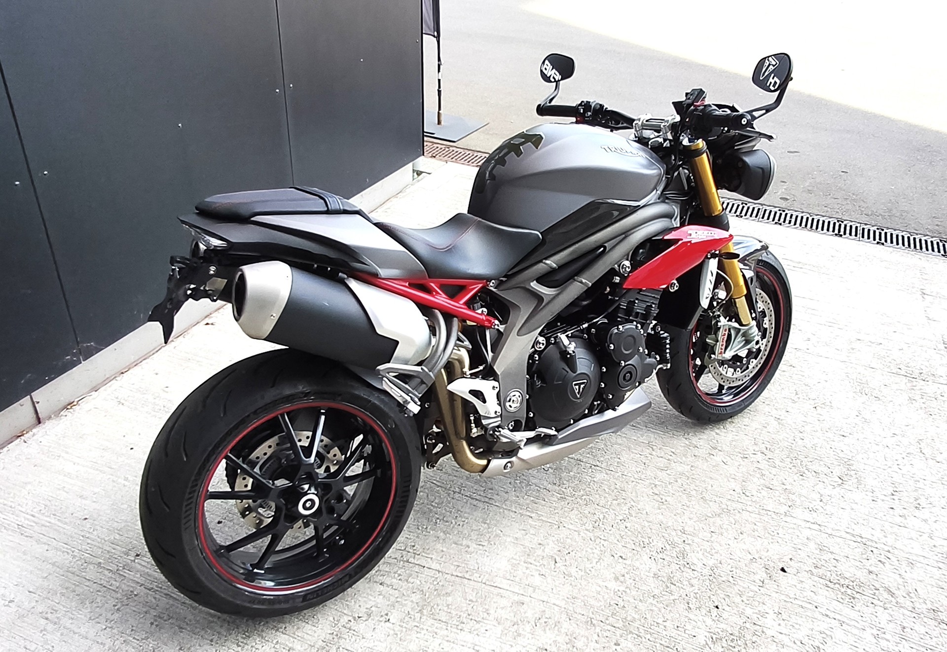 TRIUMPH Speed Triple R 1050 ABS-image-2