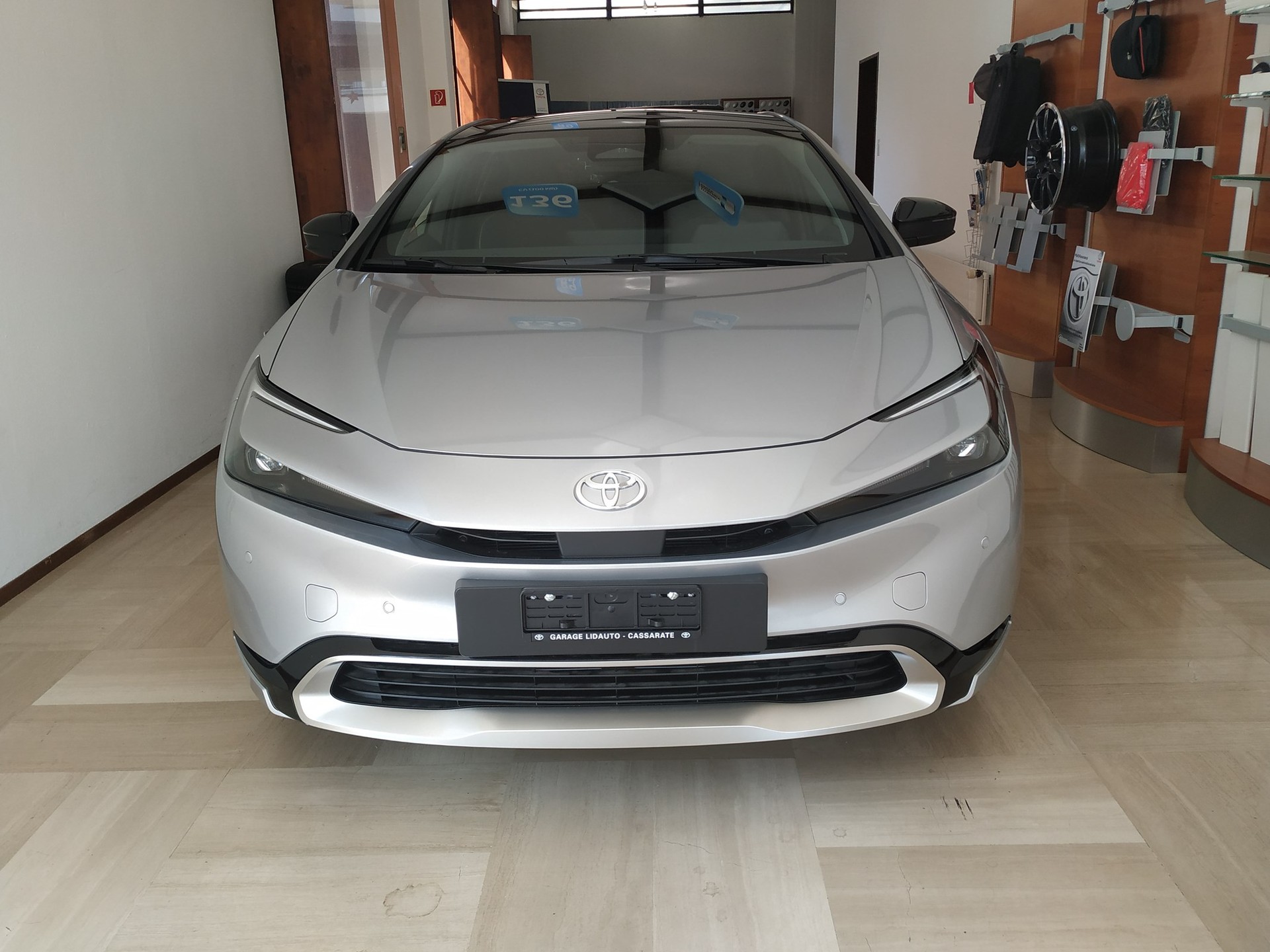 TOYOTA Prius 2.0 VVT-i Plug-in Hybrid Style-showroom-element-1