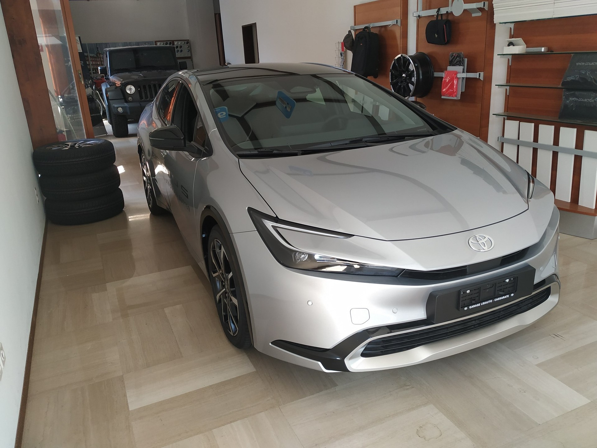 TOYOTA Prius 2.0 VVT-i Plug-in Hybrid Style-showroom-element-2