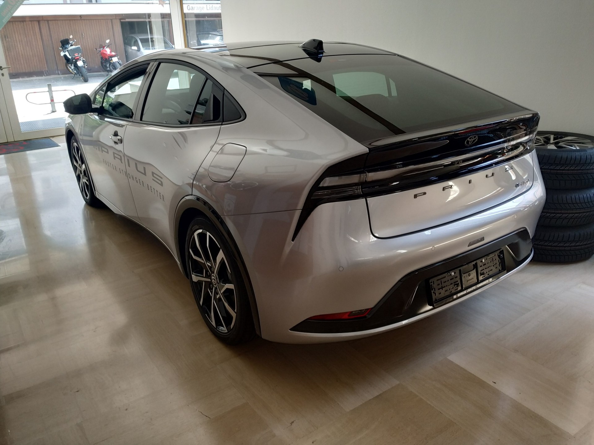 TOYOTA Prius 2.0 VVT-i Plug-in Hybrid Style-showroom-element-3