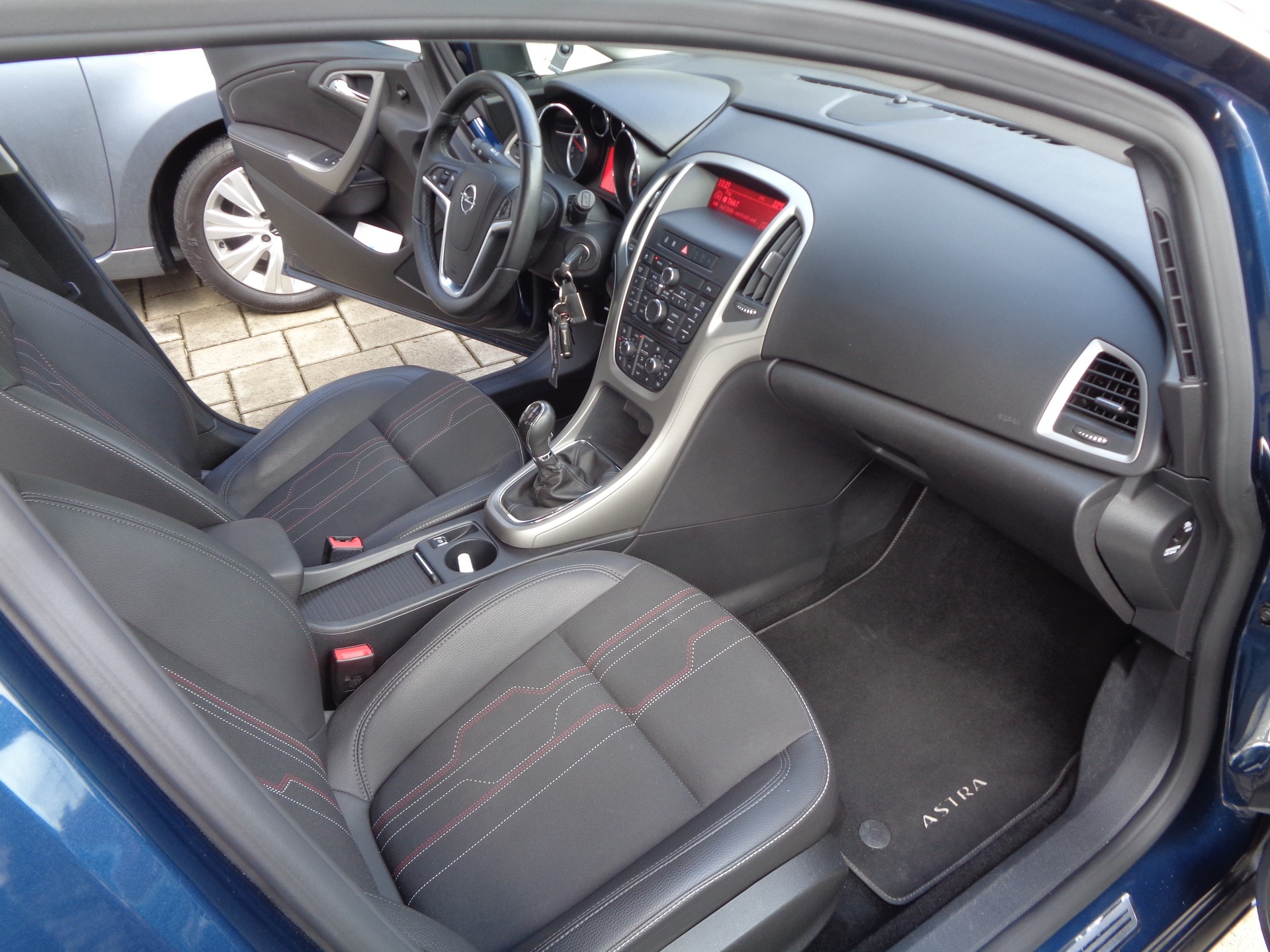 OPEL Astra 1.4i 16V Turbo Anniversary Edition-image-8