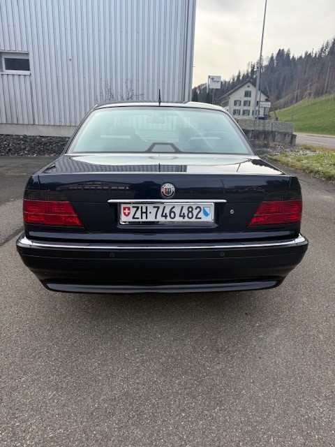 BMW 750i-image-5