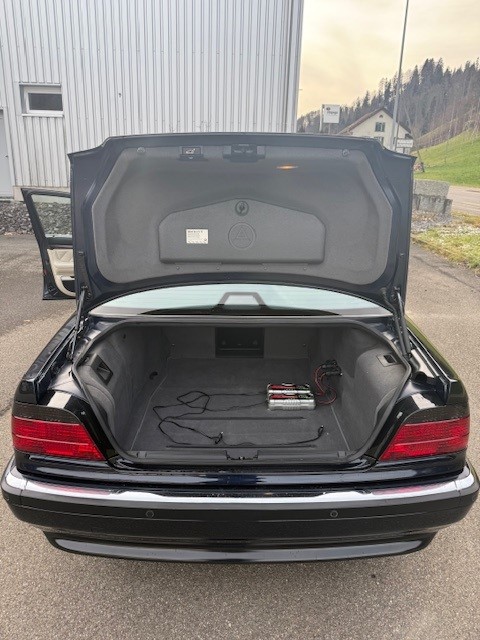 BMW 750i-image-12
