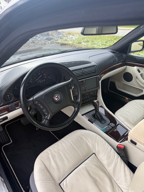 BMW 750i-image-9