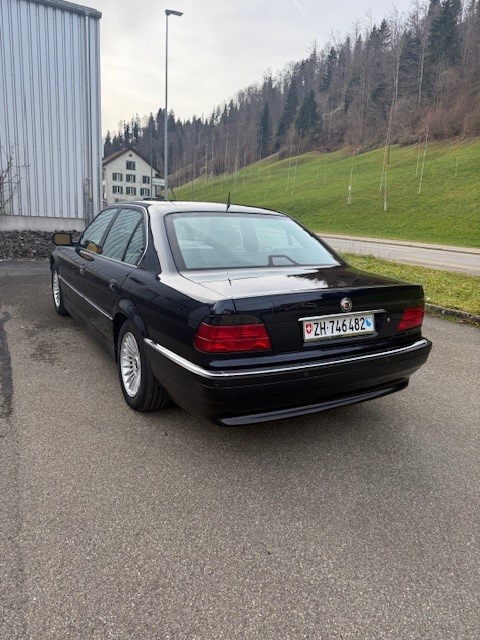 BMW 750i-image-4
