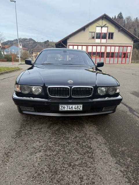BMW 750i-showroom-element-1