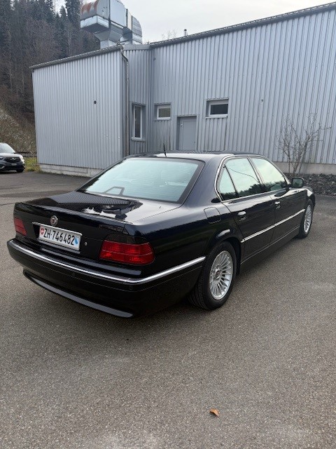 BMW 750i-image-6