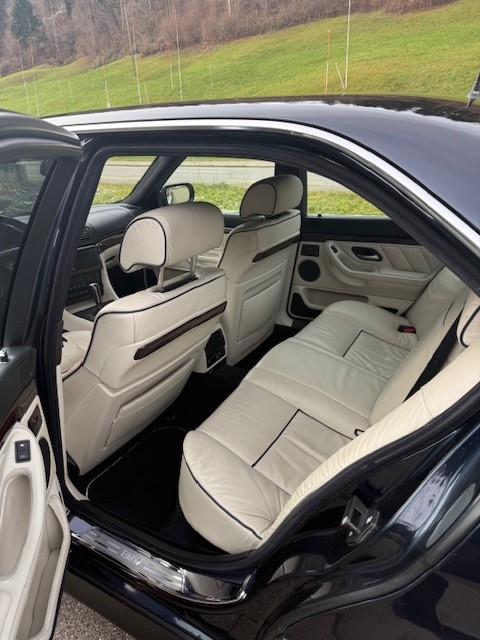 BMW 750i-image-11