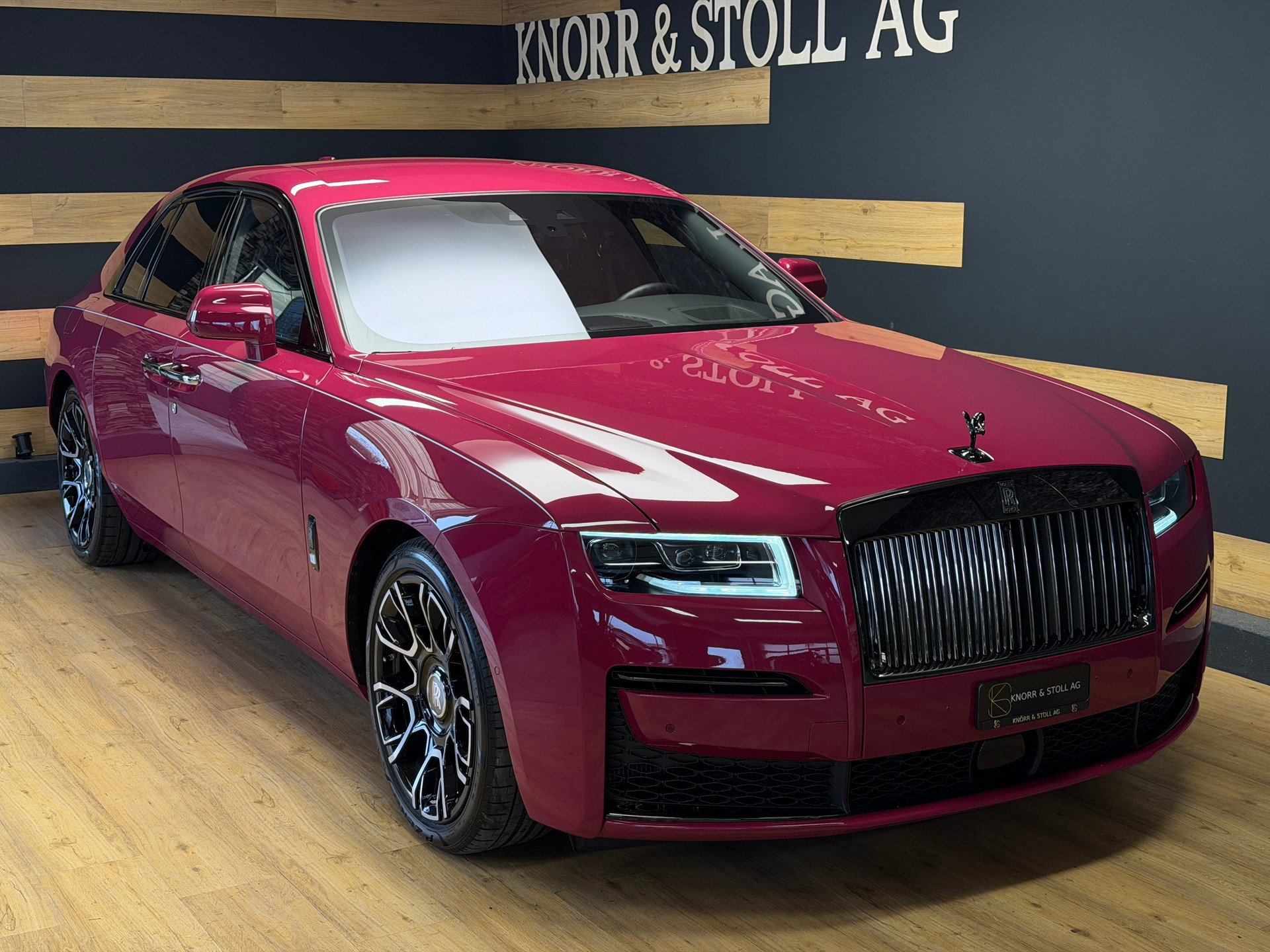 ROLLS-ROYCE Ghost II 6.75 V12 Black Badge – Bespoke „Forbidden Rose“-showroom-element-3