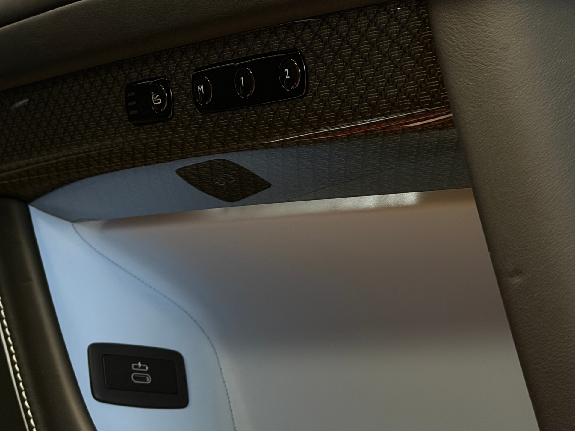 ROLLS-ROYCE Ghost II 6.75 V12 Black Badge – Bespoke „Forbidden Rose“-image-14