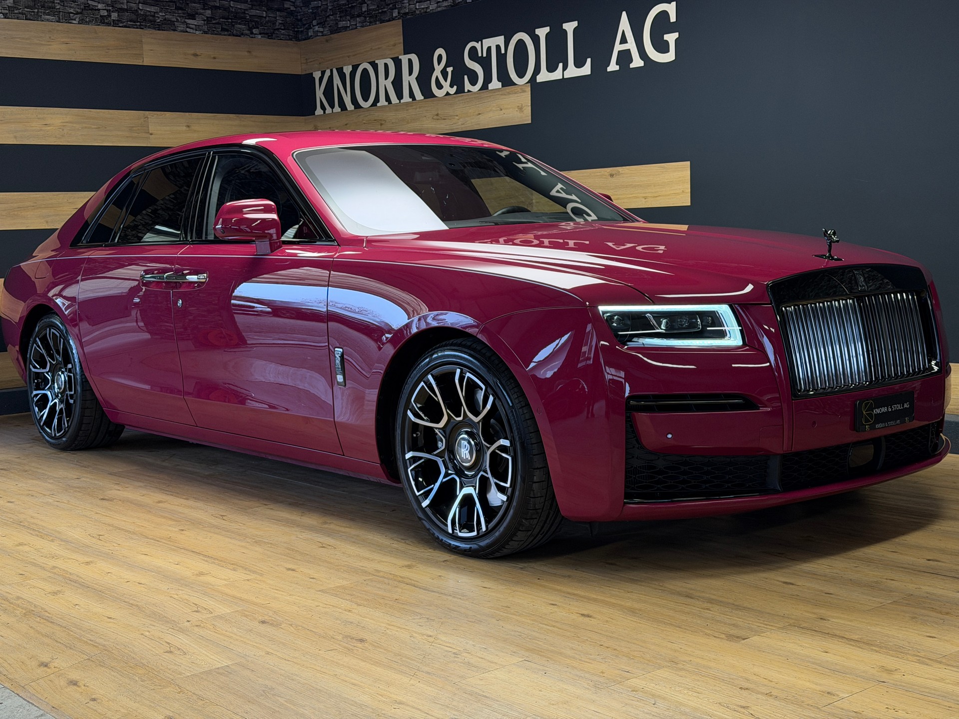 ROLLS-ROYCE Ghost II 6.75 V12 Black Badge – Bespoke „Forbidden Rose“-showroom-element-2