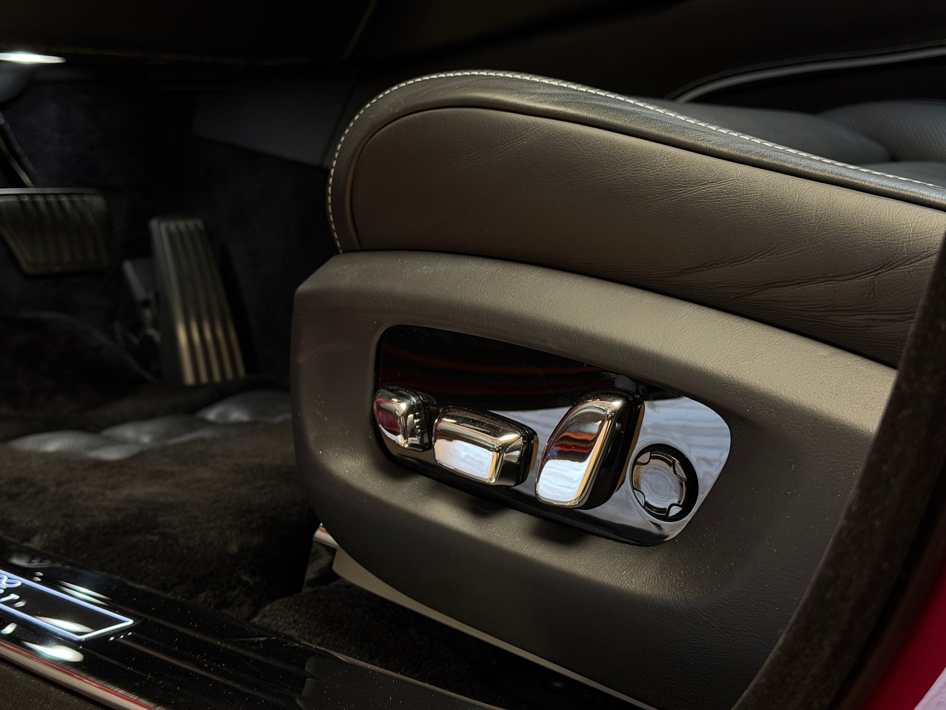 ROLLS-ROYCE Ghost II 6.75 V12 Black Badge – Bespoke „Forbidden Rose“-image-17