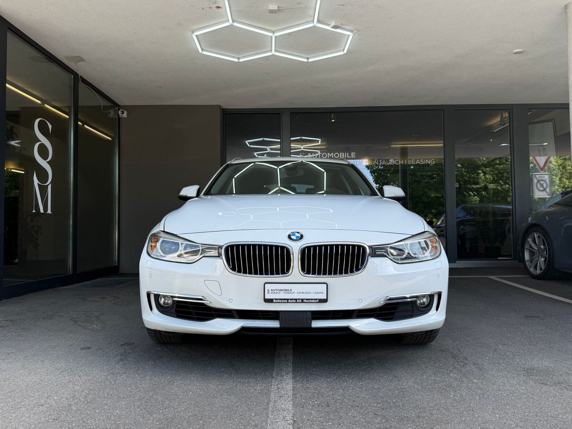 BMW 335d xDrive Touring Steptronic-showroom-element-1
