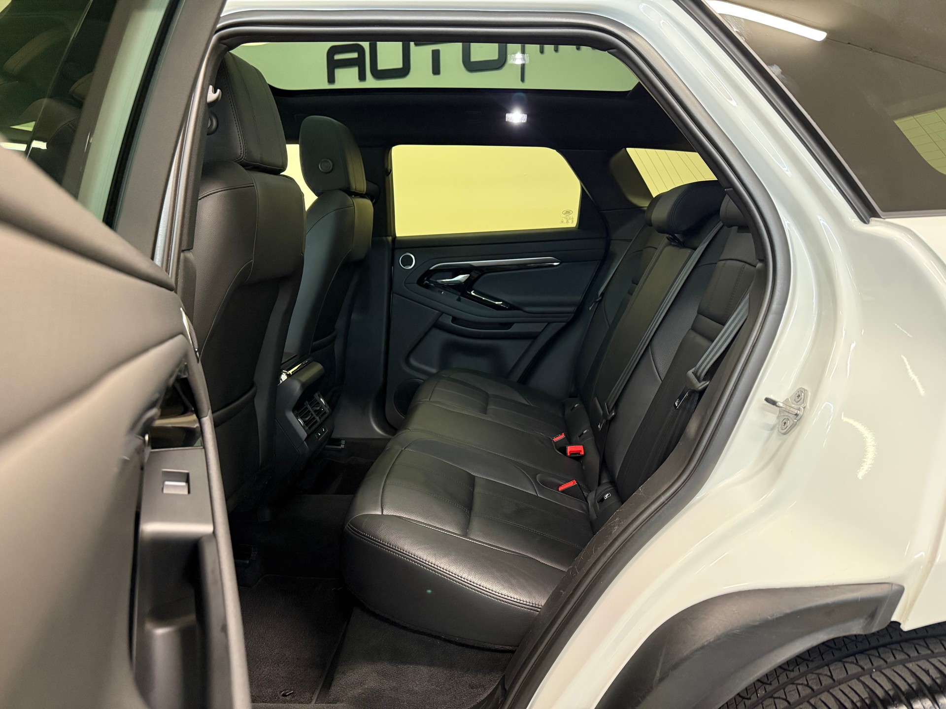 LAND ROVER Range Rover Evoque R-Dynamic D 240 AT9-image-27