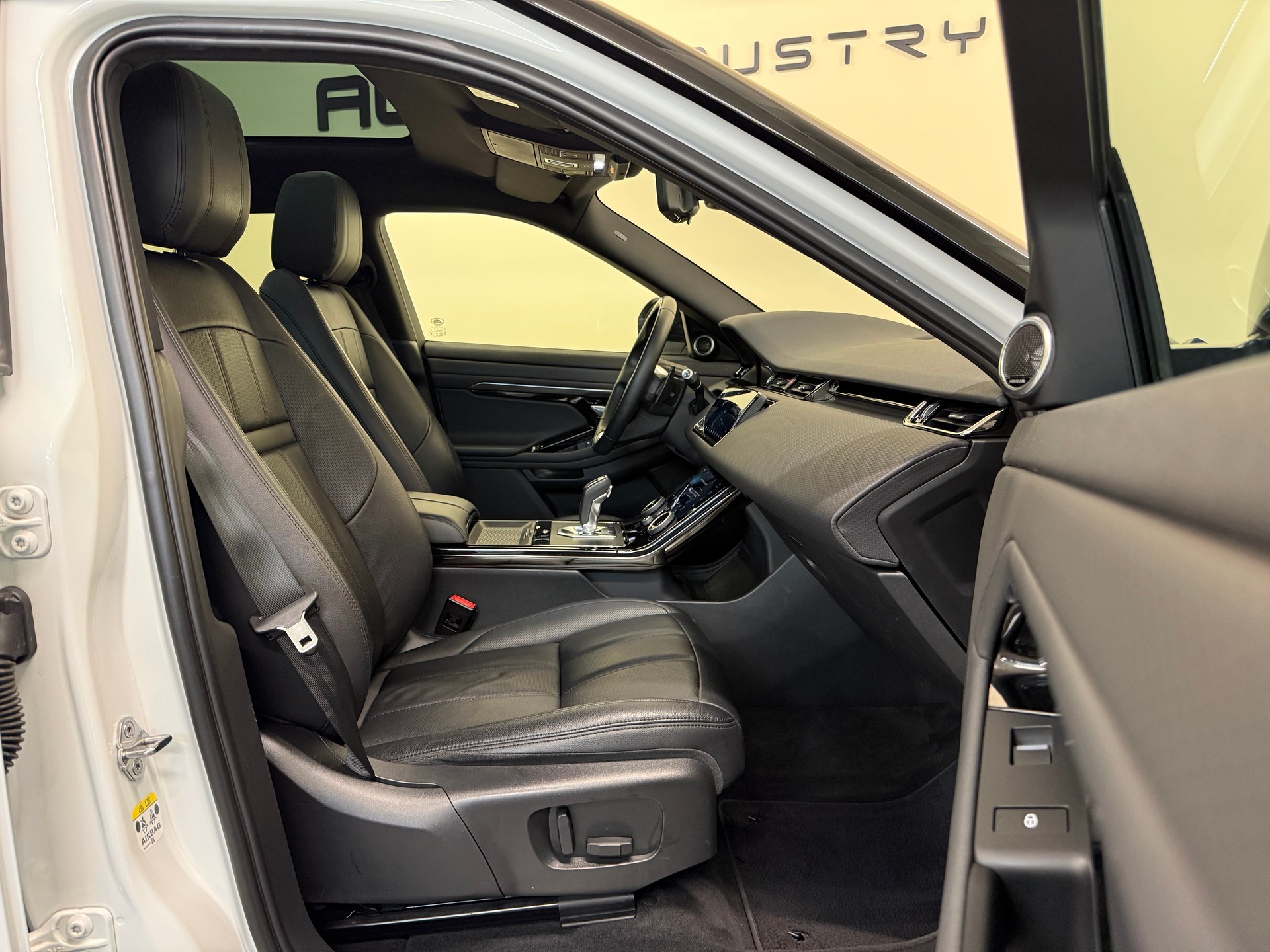 LAND ROVER Range Rover Evoque R-Dynamic D 240 AT9-image-24