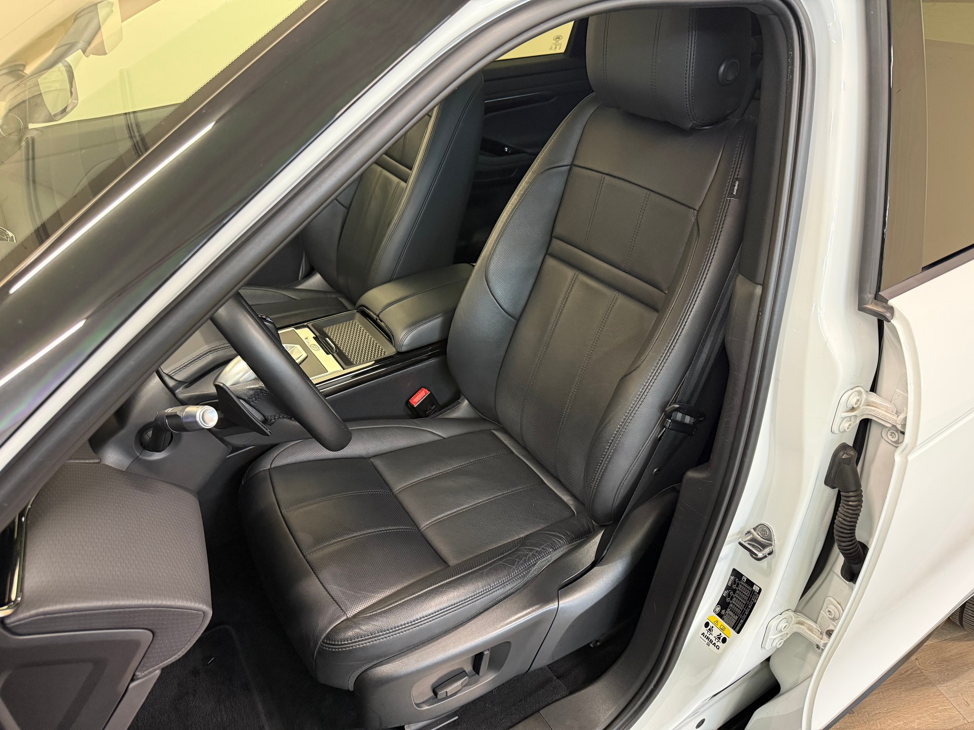 LAND ROVER Range Rover Evoque R-Dynamic D 240 AT9-image-12