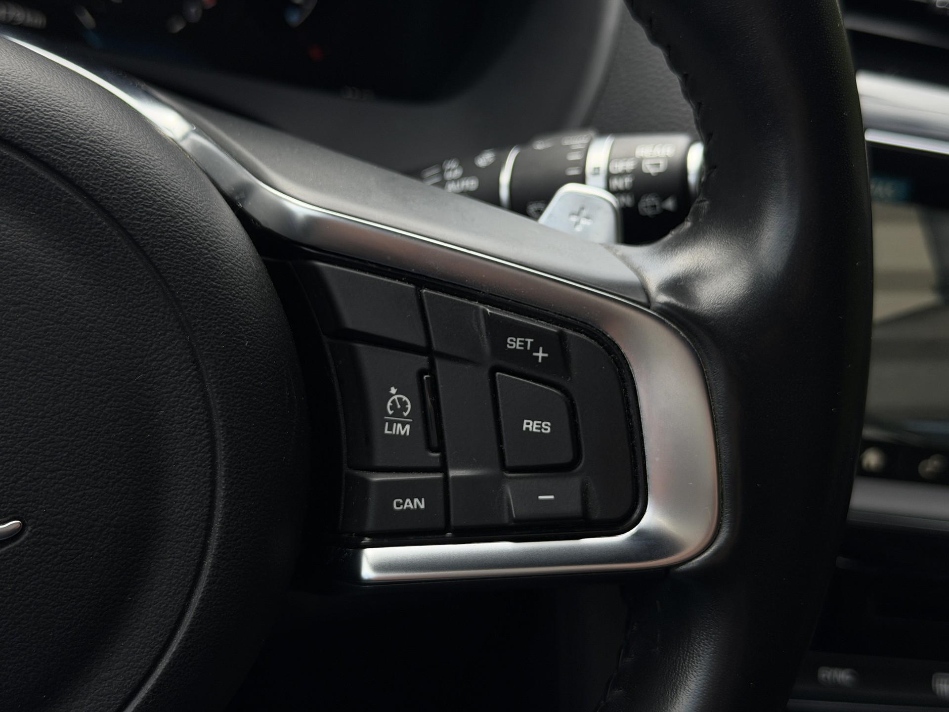 JAGUAR F-Pace 25d R-Sport AWD Automatik-image-24
