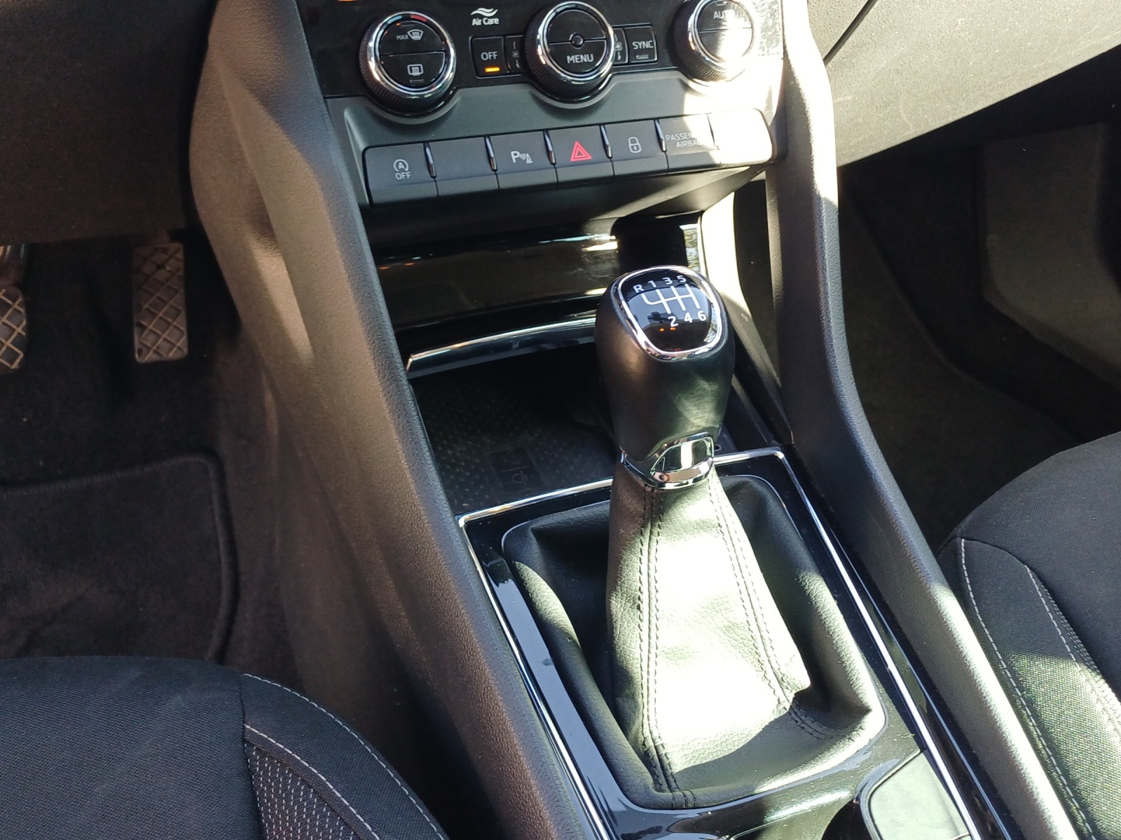 SKODA Karoq 1.0 TSI Ambition-image-15