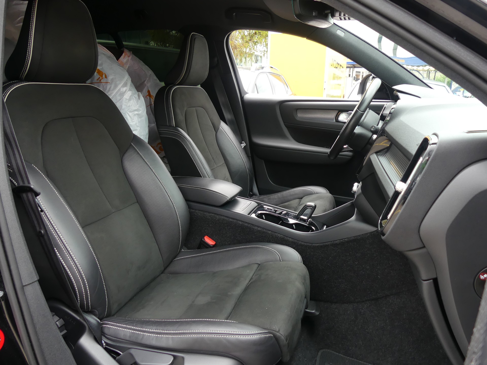 VOLVO XC40 D4 AWD R-Design-image-8