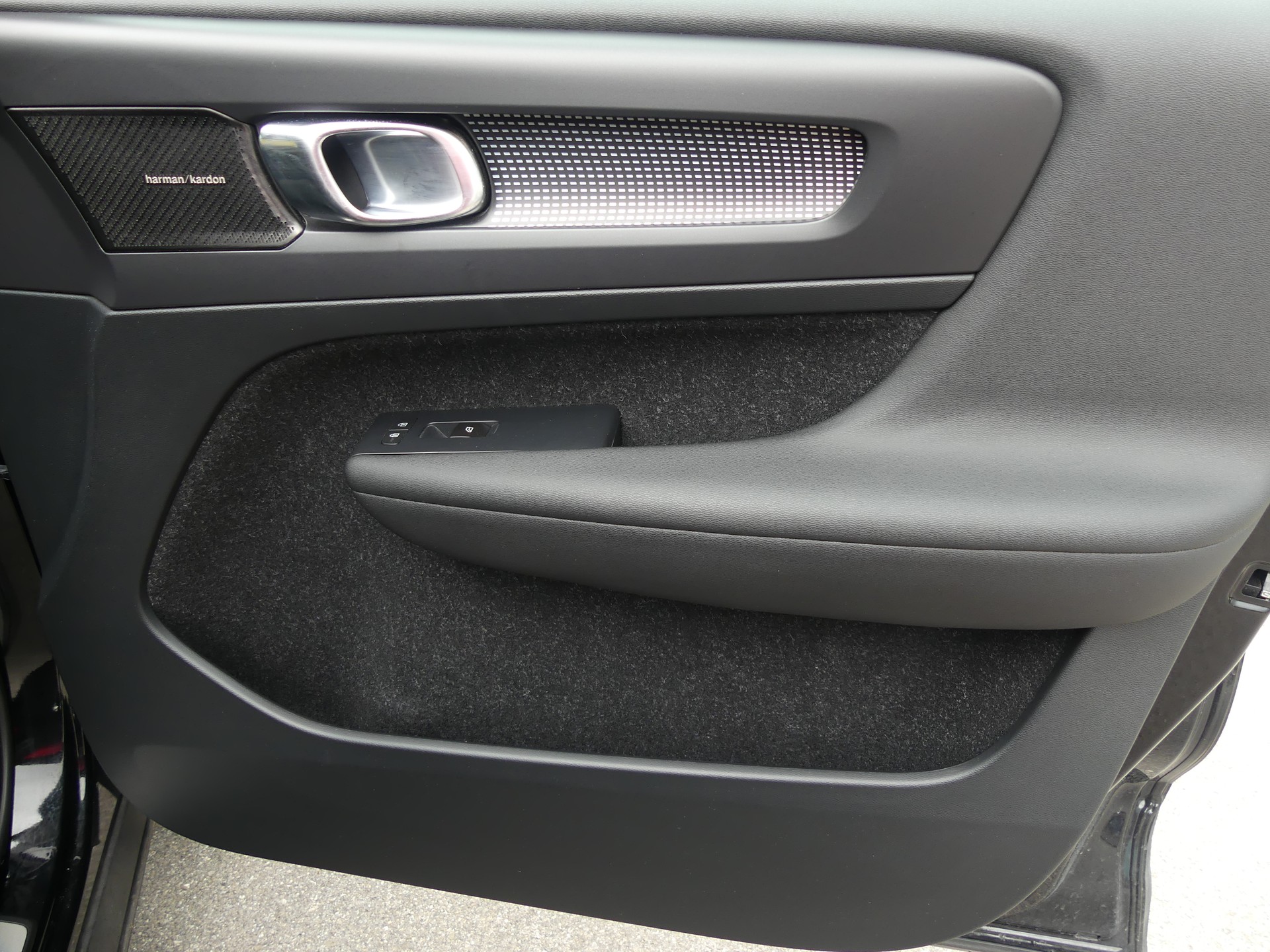 VOLVO XC40 D4 AWD R-Design-image-10