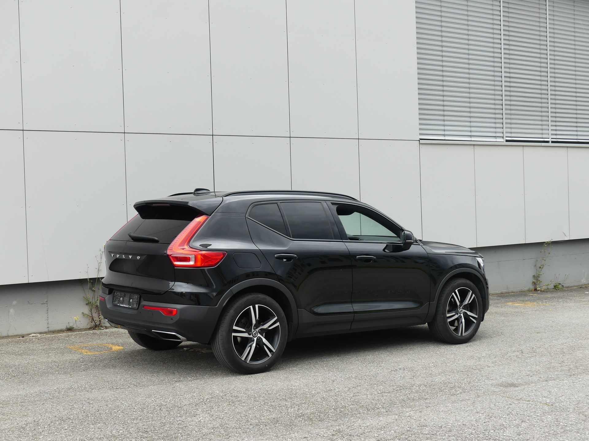 VOLVO XC40 D4 AWD R-Design-image-2