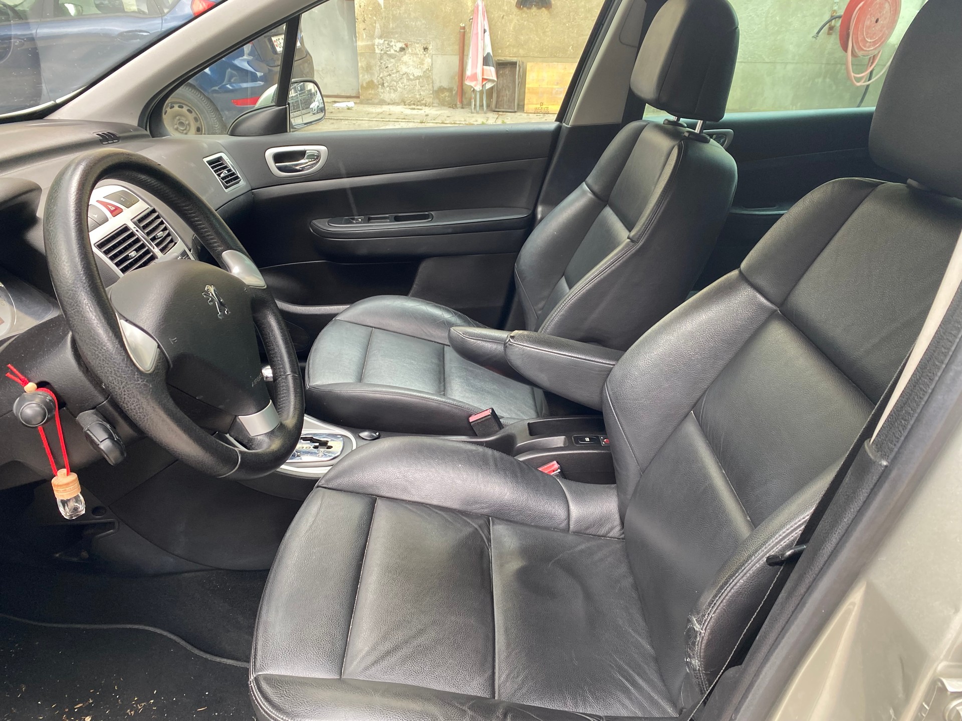 PEUGEOT 307 SW 2.0 HDI Premium-image-5