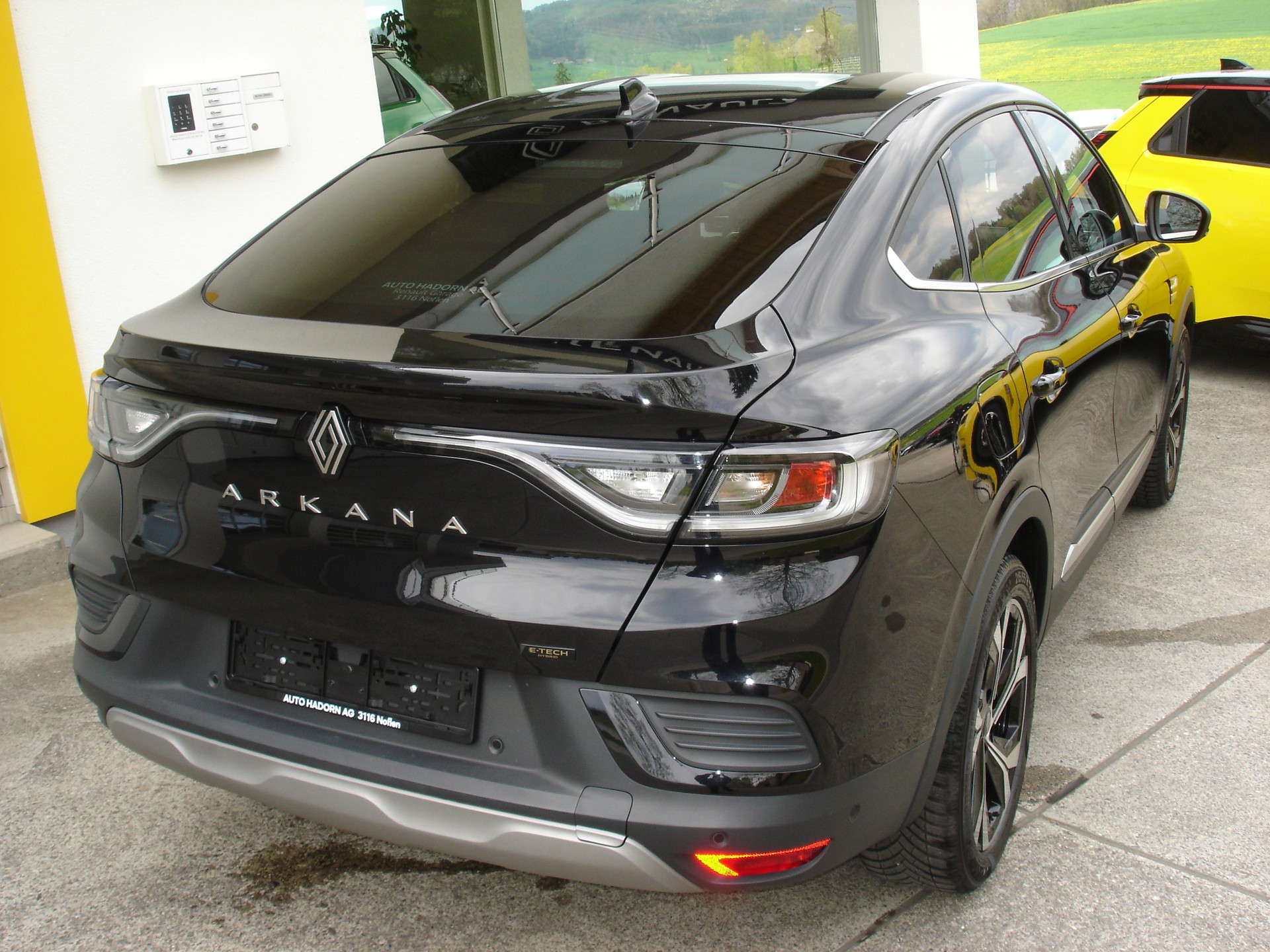 RENAULT Arkana 1.6 E-Techno-showroom-element-3