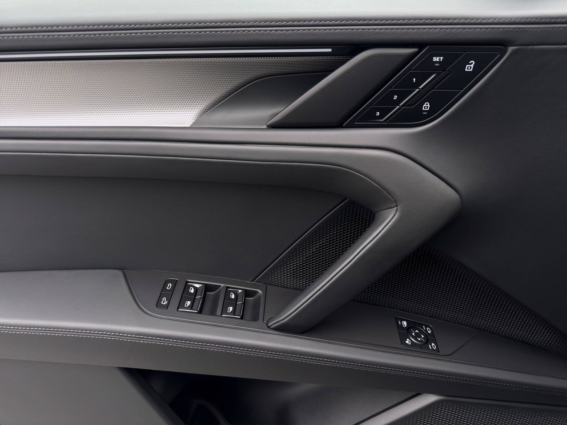 PORSCHE Cayenne S Electric-image-11