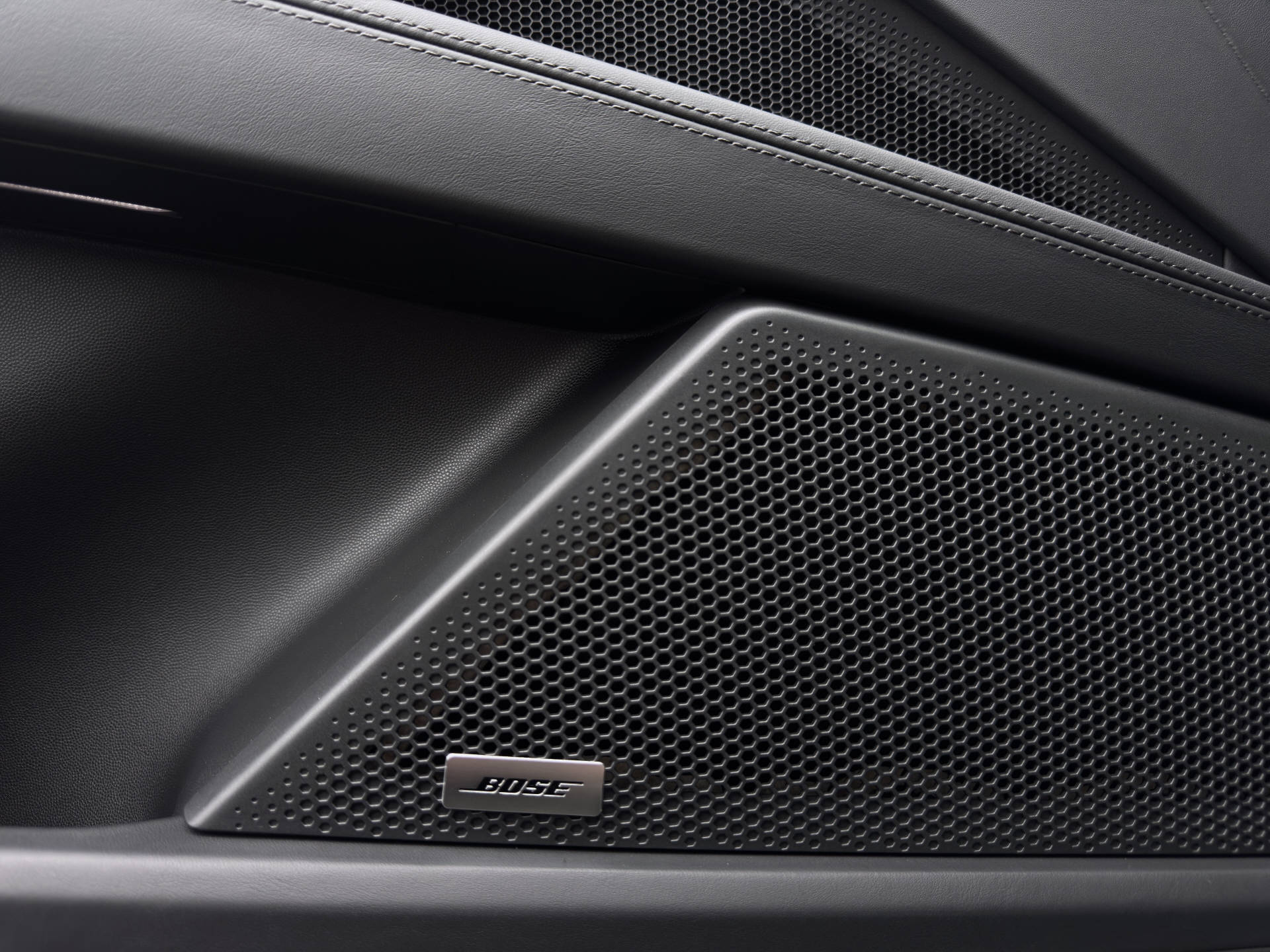 PORSCHE Cayenne S Electric-image-12