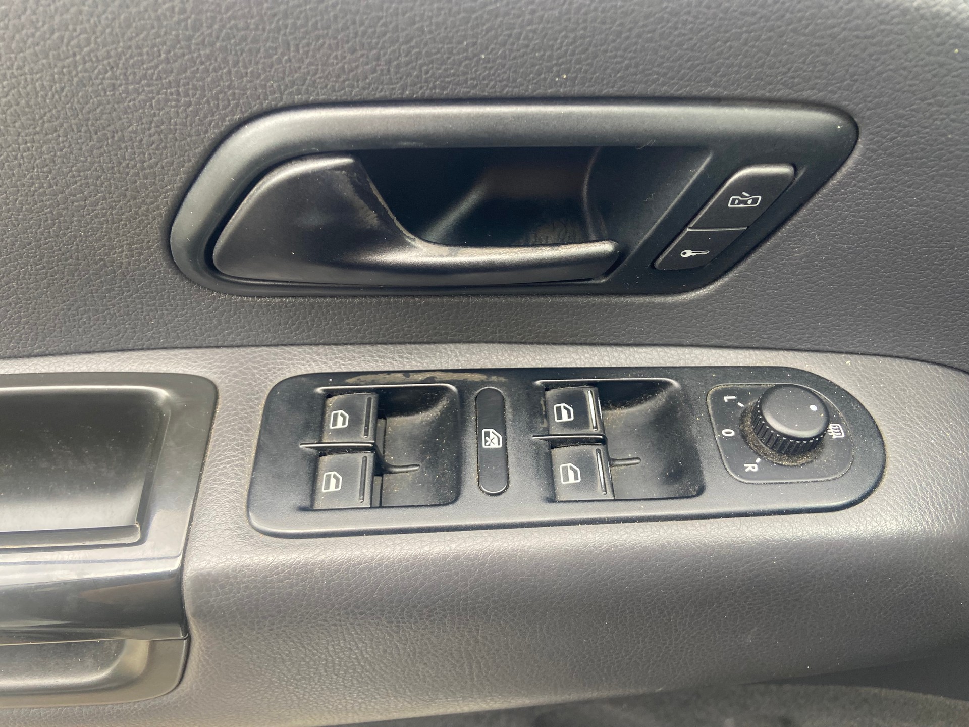 VW Amarok 2.0 BiTDI Startline 4Motion permanent A-image-18