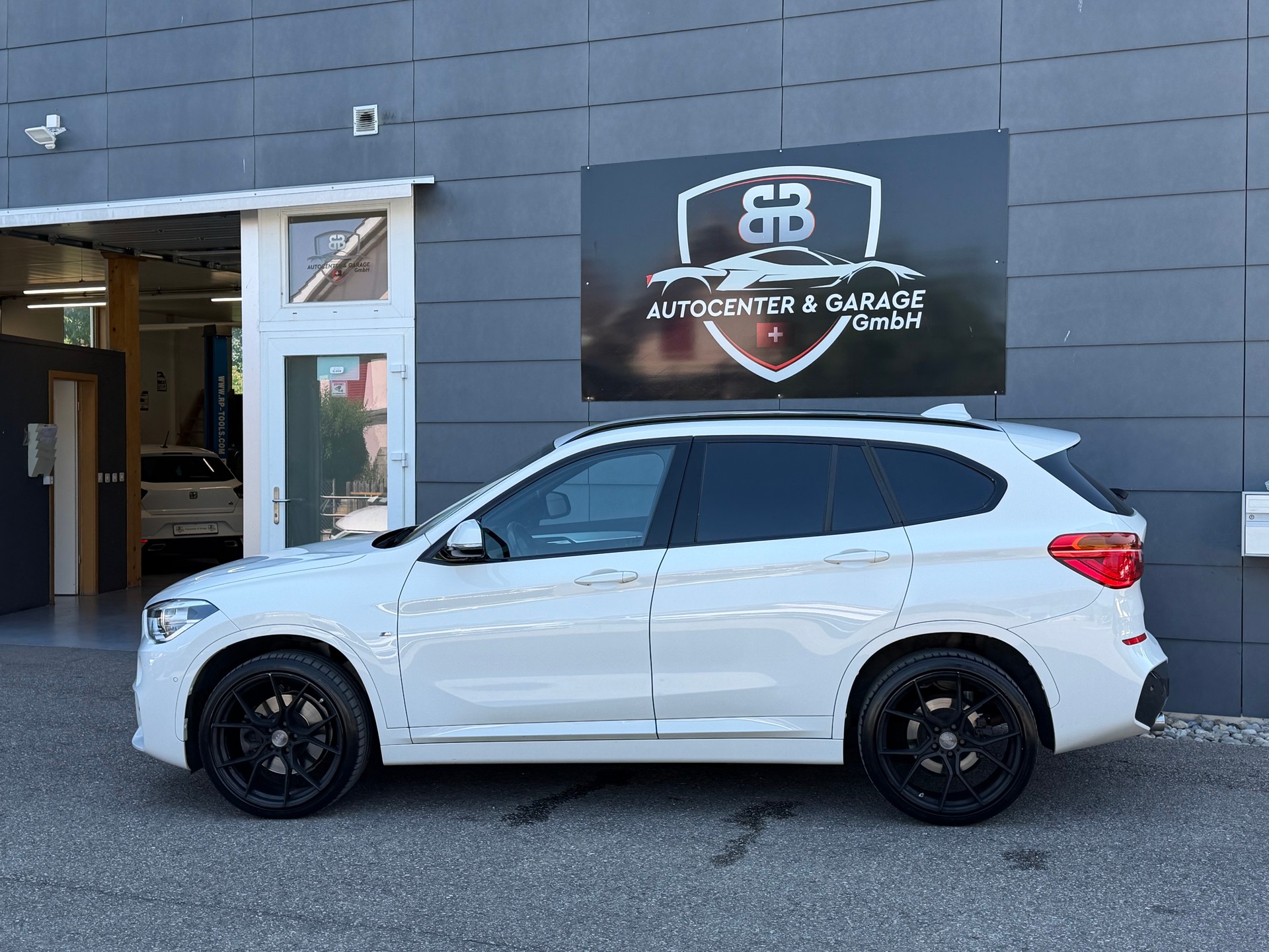 BMW X1 xDrive 25i M Sport Steptronic-showroom-element-3