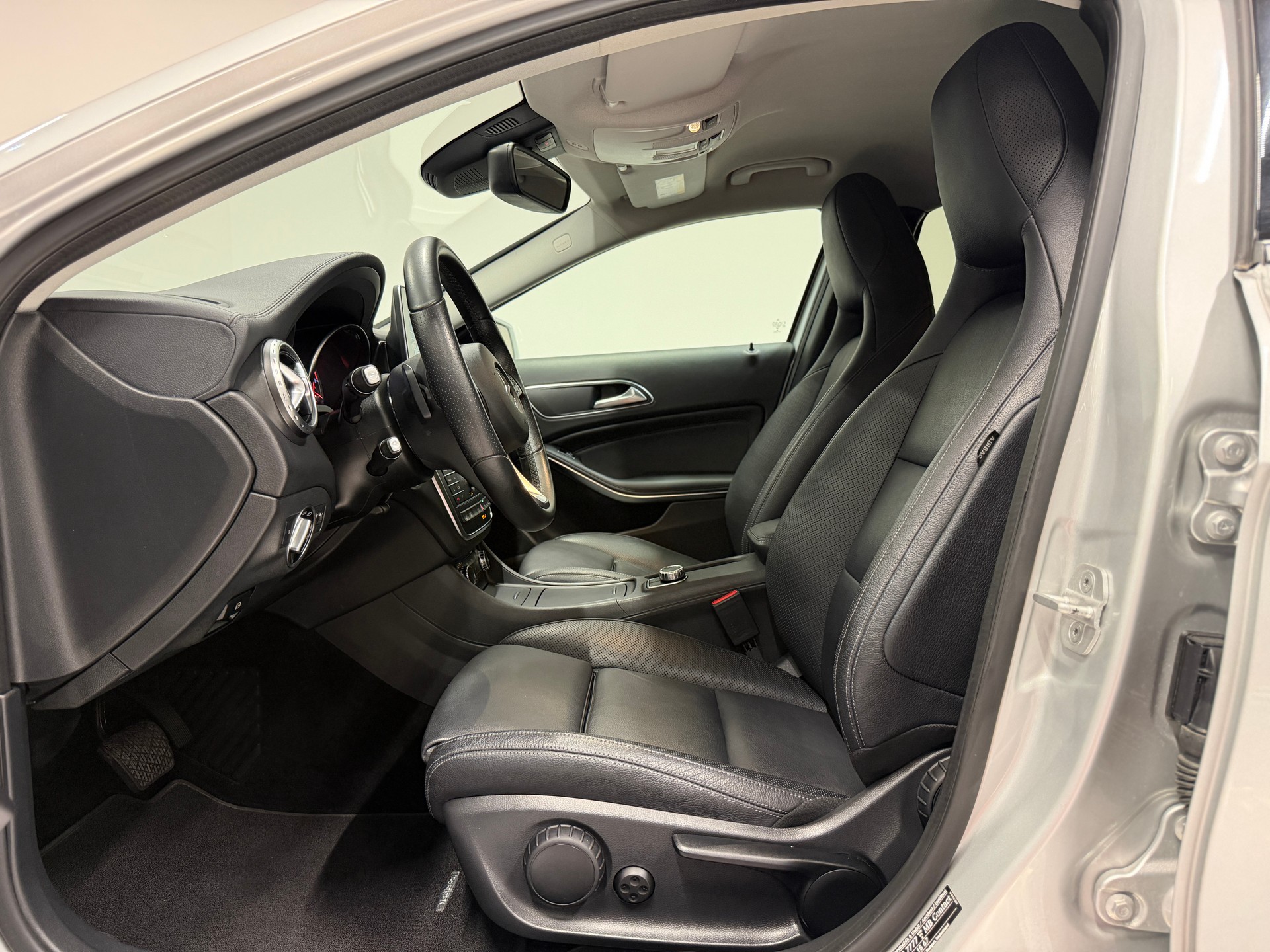 MERCEDES-BENZ GLA 250 Style 4Matic 7G-DCT-image-12