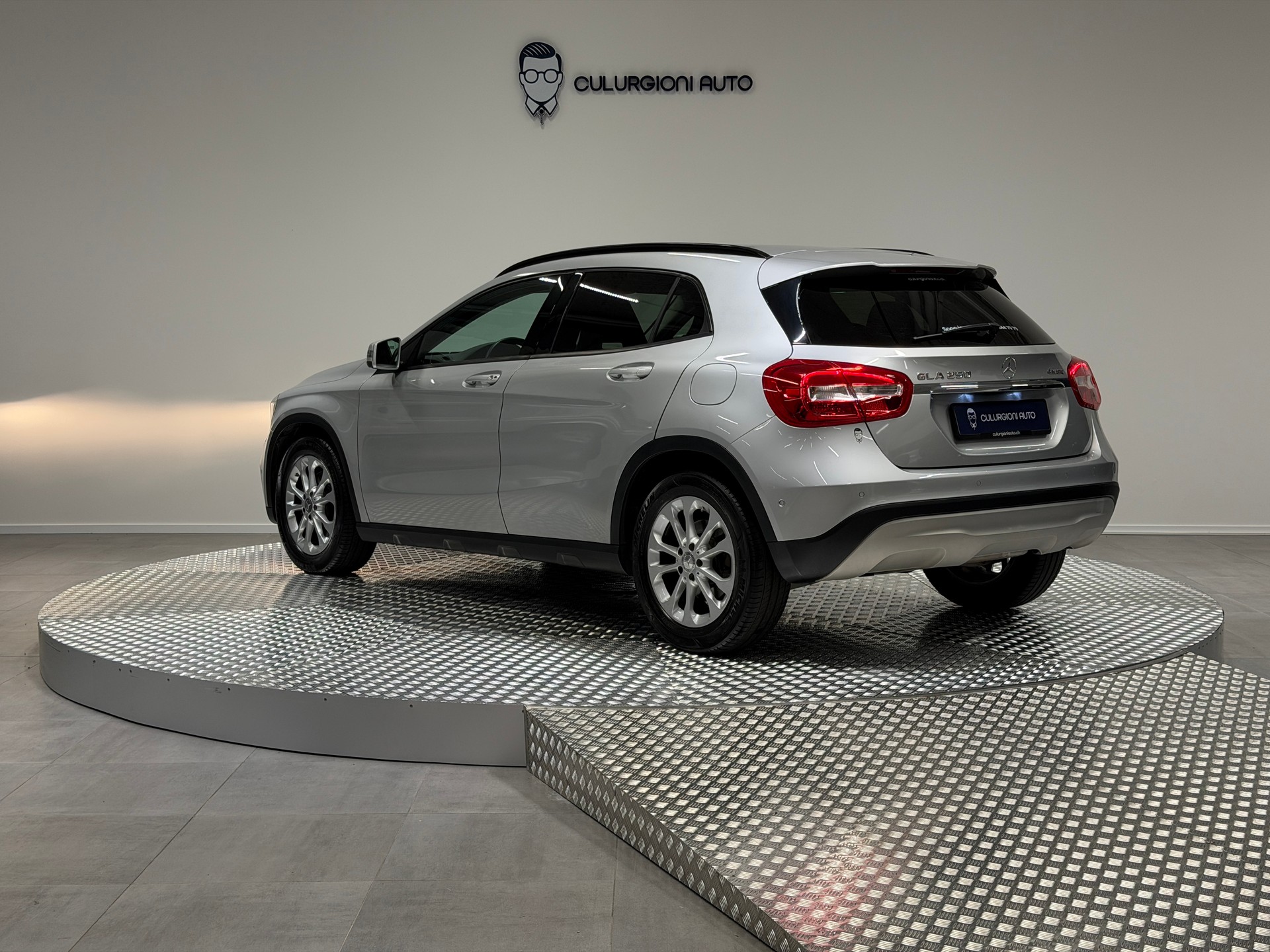 MERCEDES-BENZ GLA 250 Style 4Matic 7G-DCT-image-6
