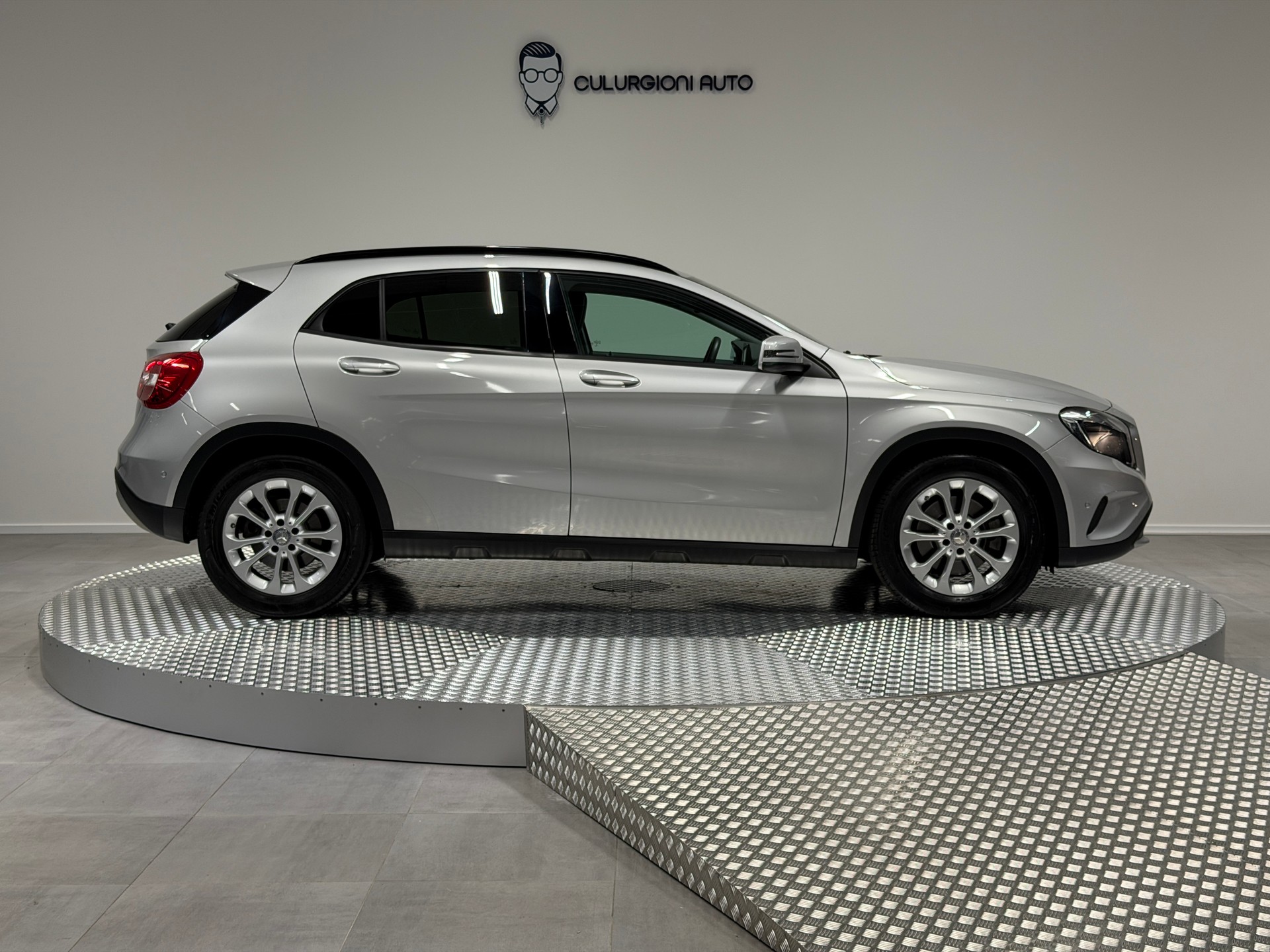 MERCEDES-BENZ GLA 250 Style 4Matic 7G-DCT-showroom-element-3