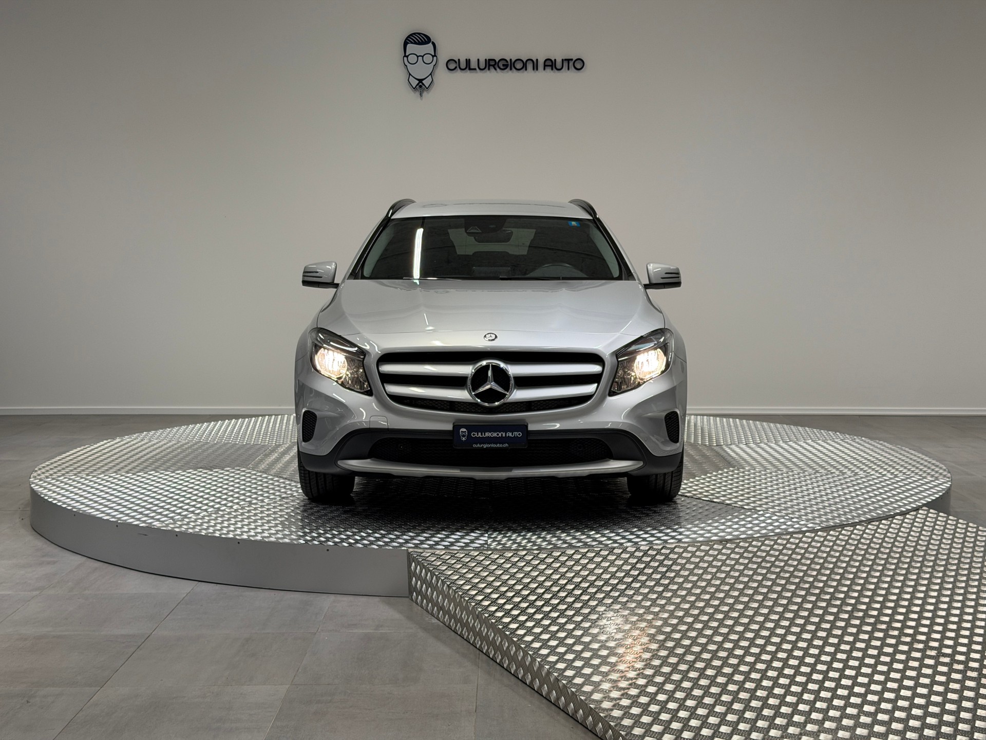 MERCEDES-BENZ GLA 250 Style 4Matic 7G-DCT-showroom-element-1