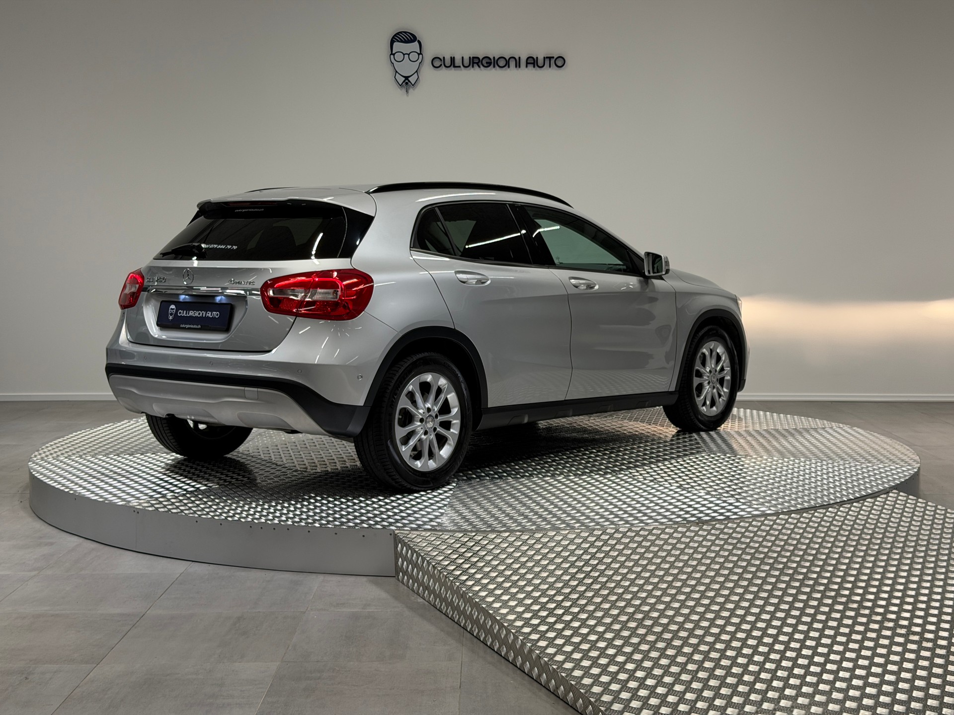 MERCEDES-BENZ GLA 250 Style 4Matic 7G-DCT-image-4
