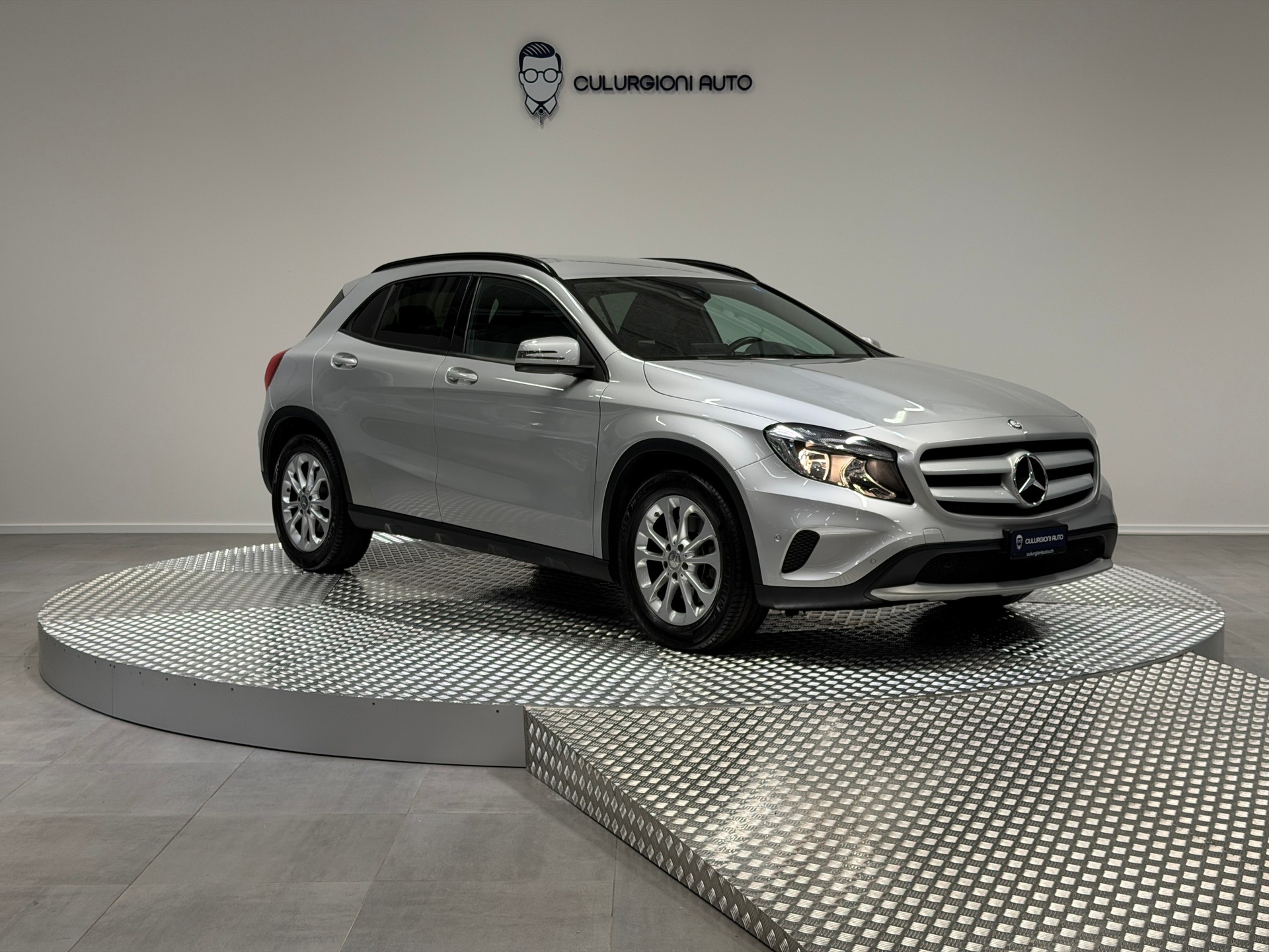 MERCEDES-BENZ GLA 250 Style 4Matic 7G-DCT-showroom-element-2