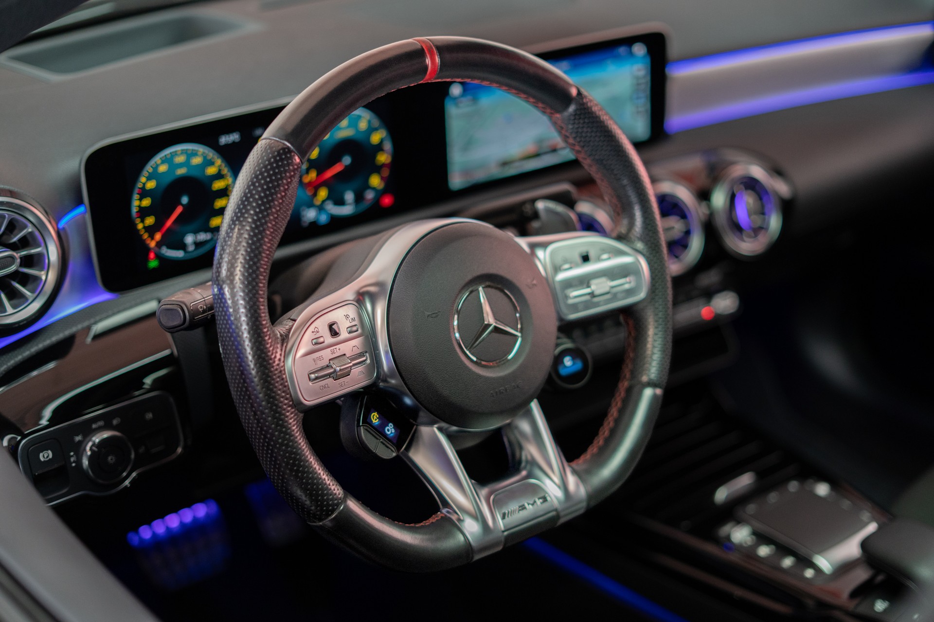 MERCEDES-BENZ A 35 AMG 4matic Limousine / CH-Fahrzeug / Panorama / el.Sitze-image-12
