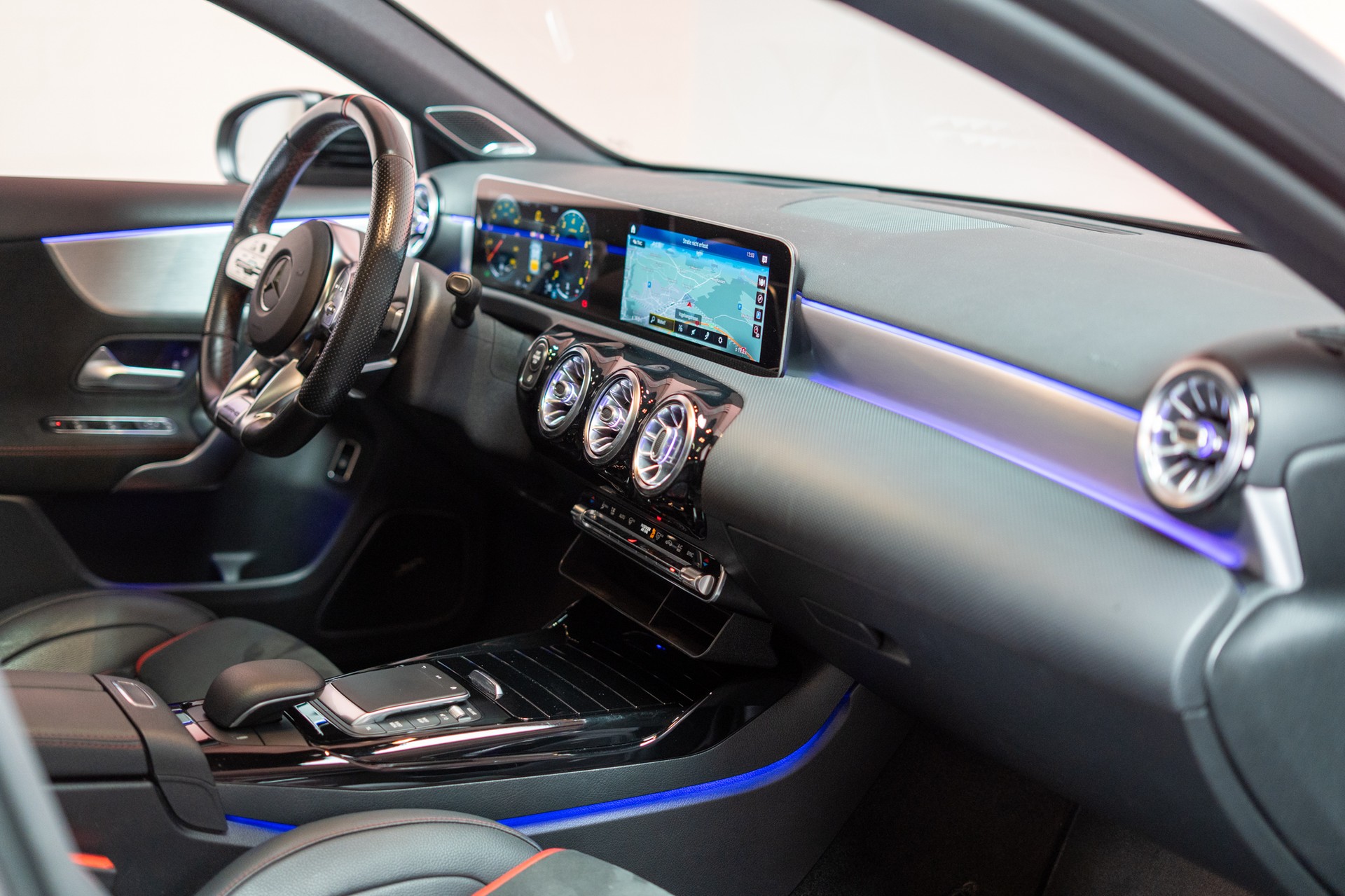 MERCEDES-BENZ A 35 AMG 4matic Limousine / CH-Fahrzeug / Panorama / el.Sitze-image-17