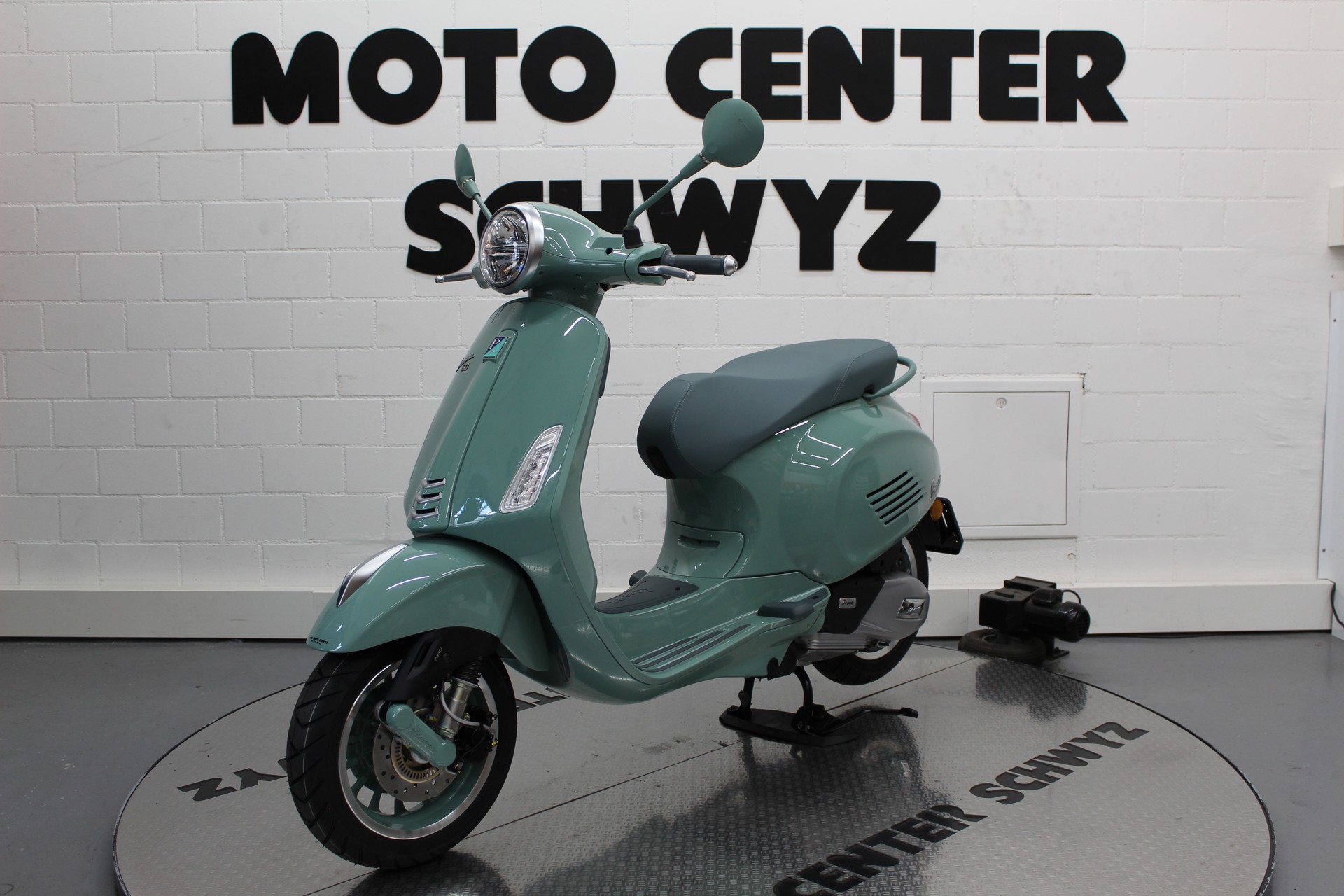 PIAGGIO Vespa Primavera 125 80th anniversary edition-showroom-element-3