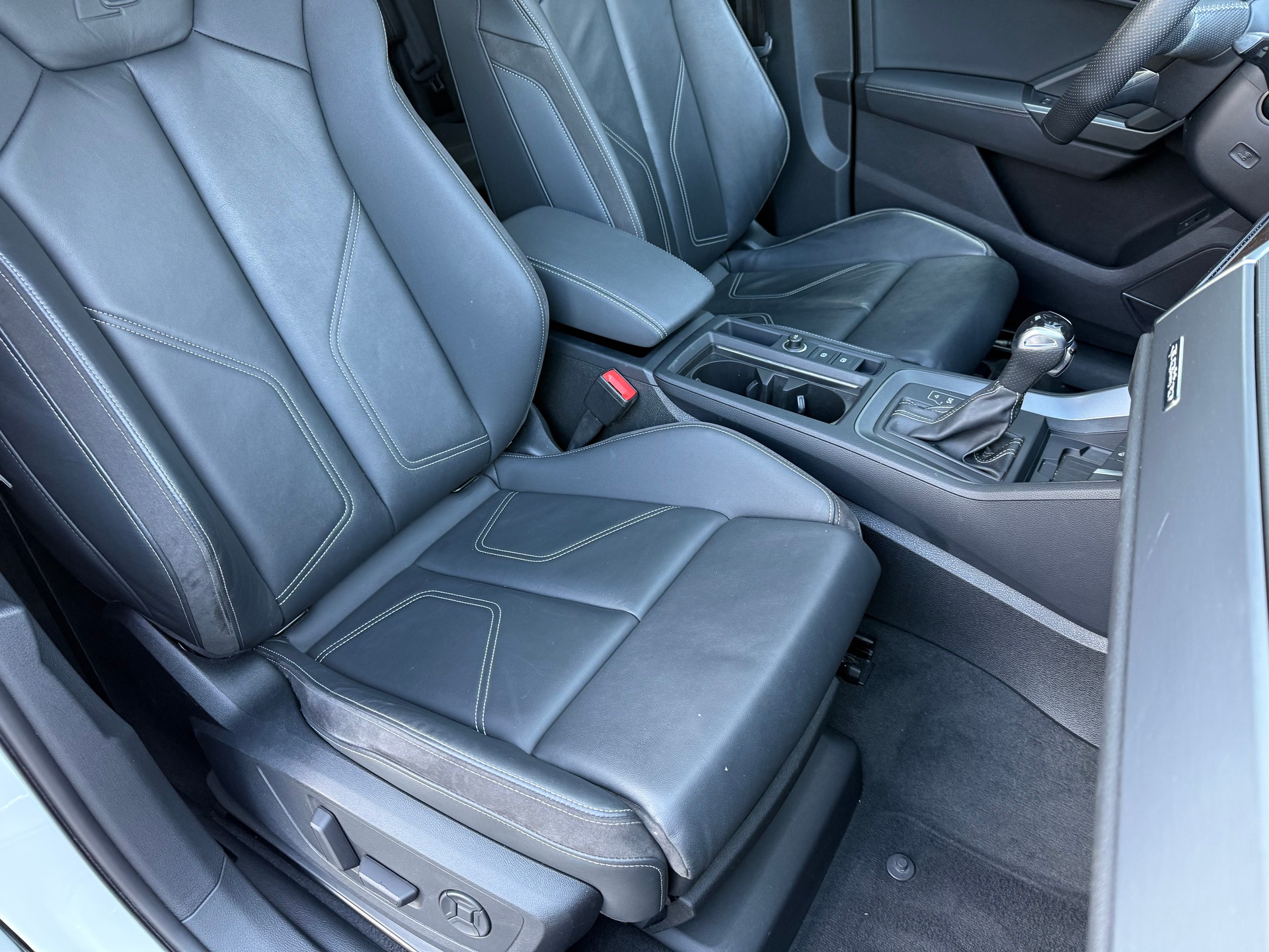 AUDI Q3 40 TFSI S line quattro S-tronic-image-14
