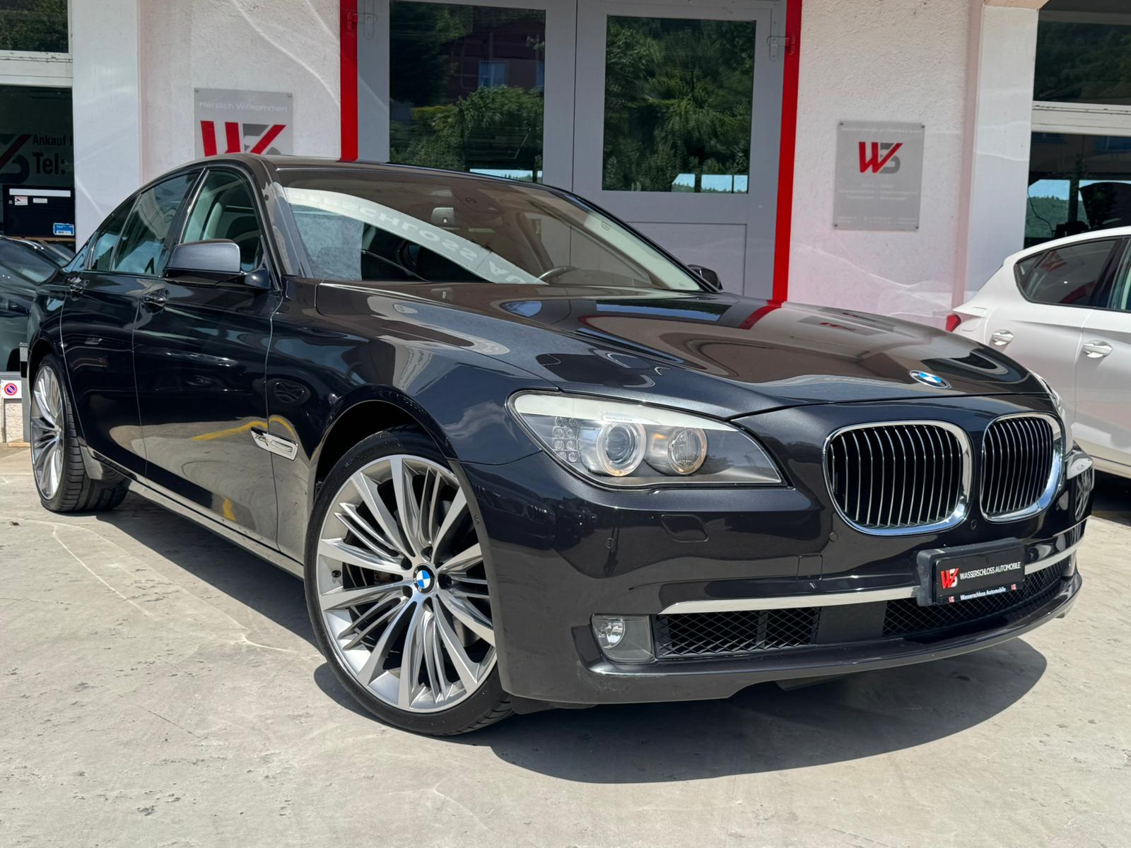 BMW 740d xDrive-showroom-element-1