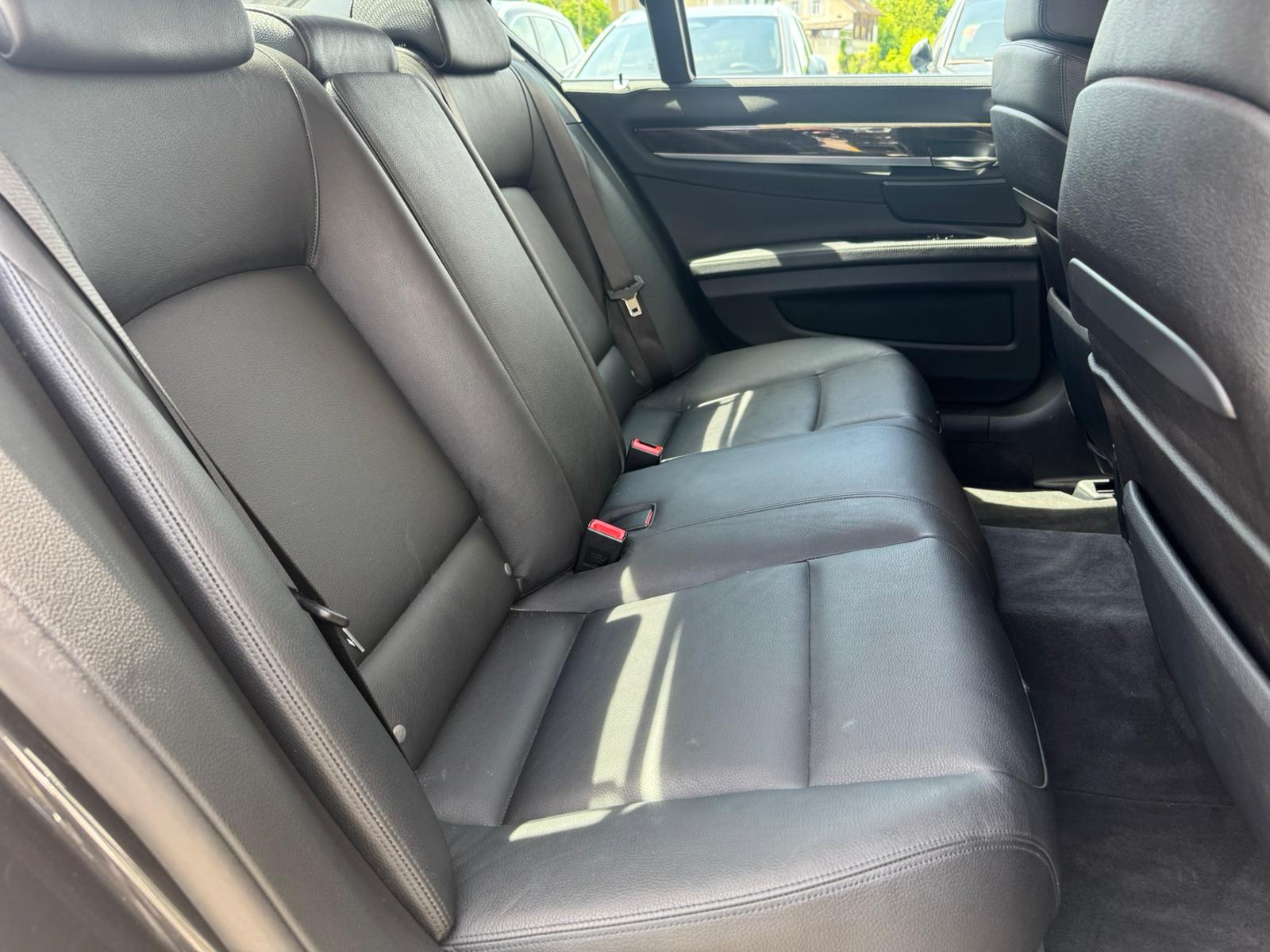 BMW 740d xDrive-image-16
