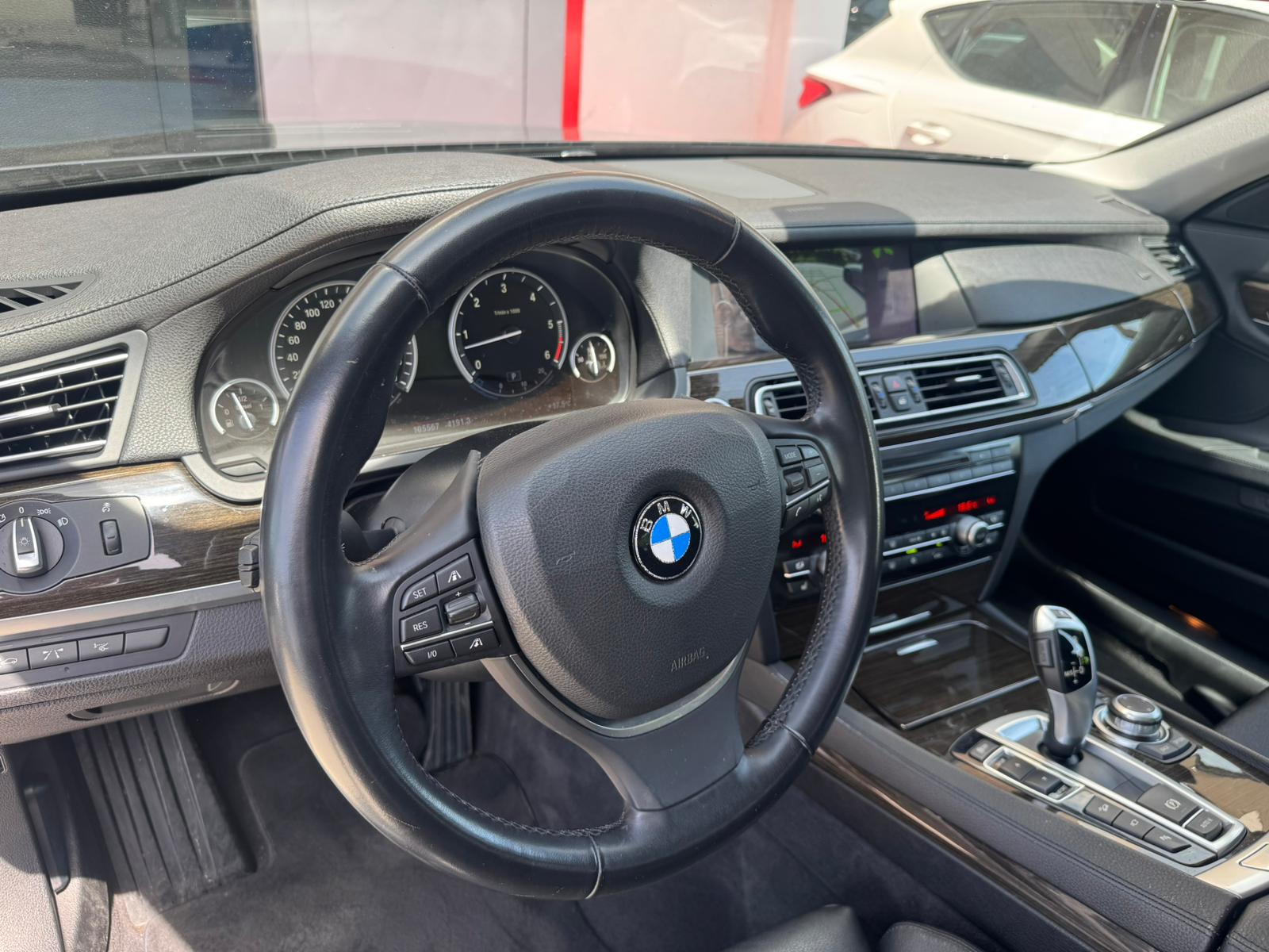 BMW 740d xDrive-image-12