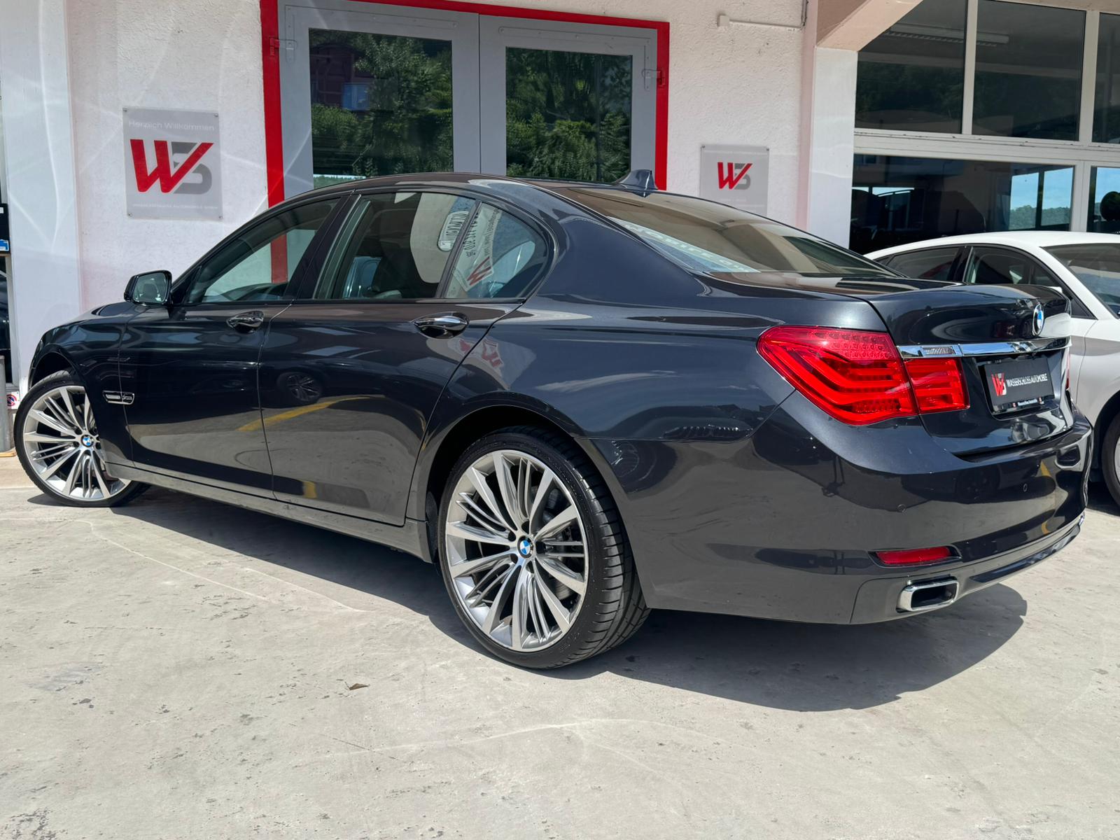 BMW 740d xDrive-showroom-element-3