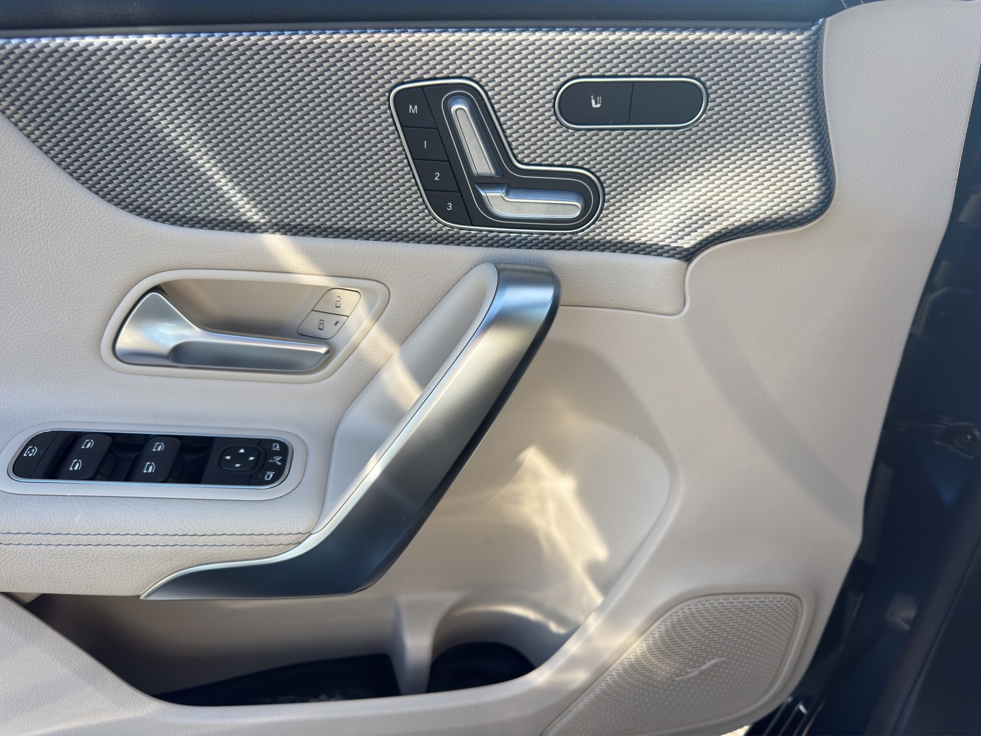MERCEDES-BENZ A 220 Progressive 7G-DCT 4Matic-image-8