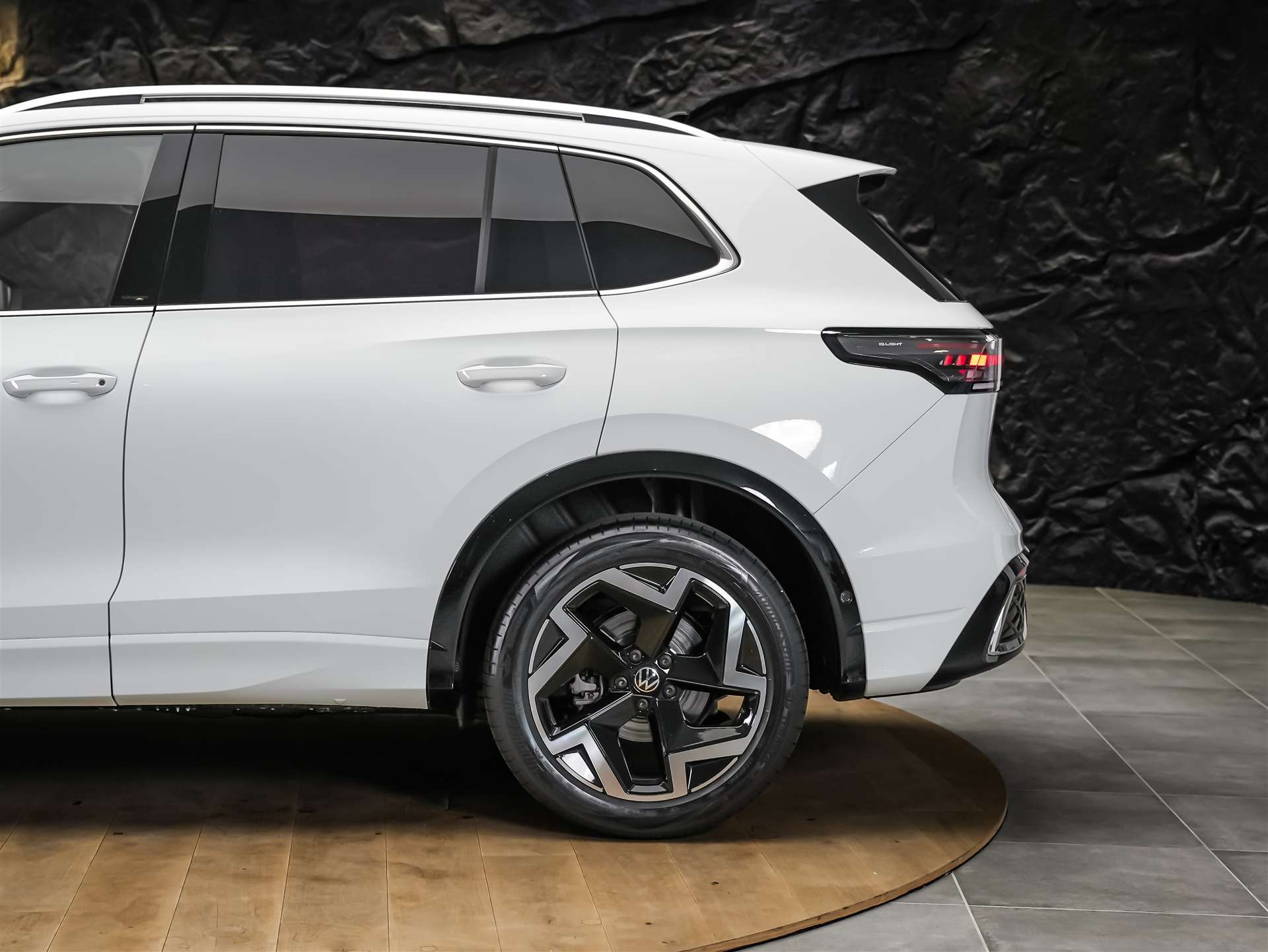 VW Tiguan 1.5 TSI evo2 mHEV R-Line DSG *Abstandsregler*Massage*Lenkradheizung*-image-18