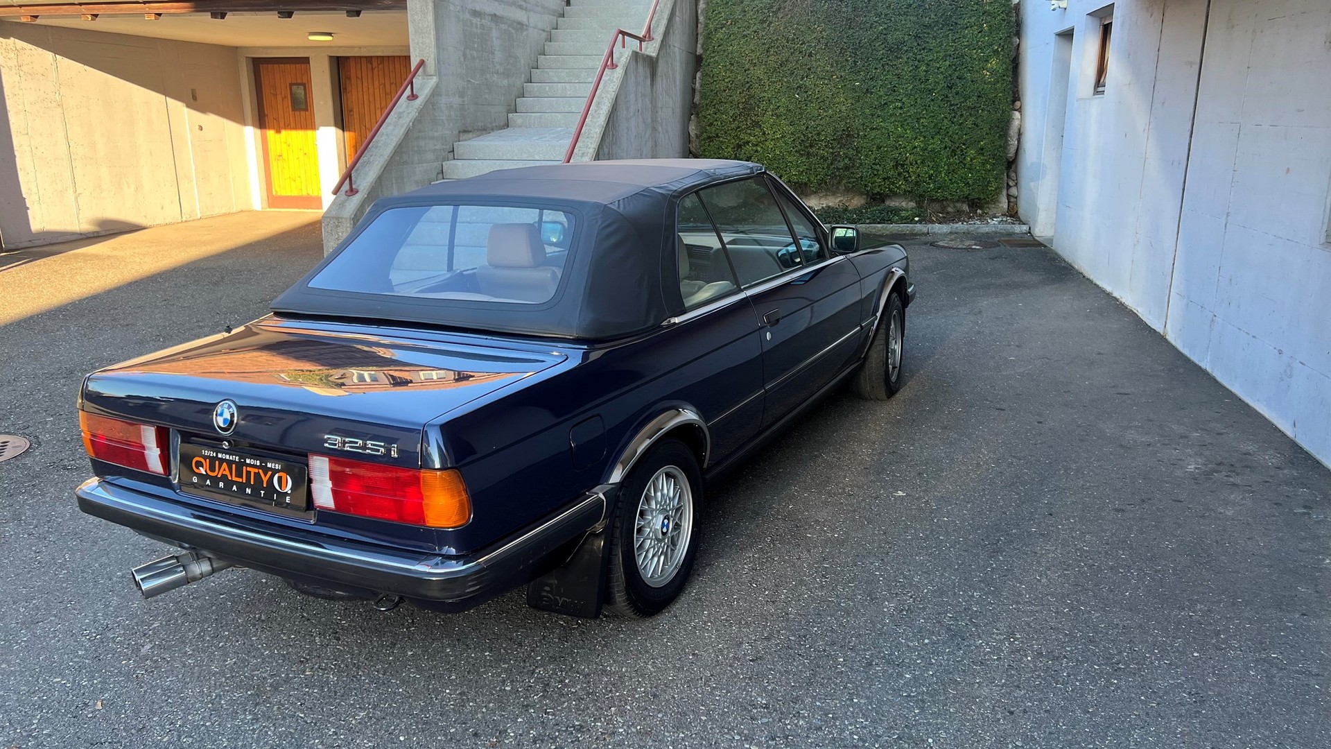 BMW 325i A Cabrio-showroom-element-3