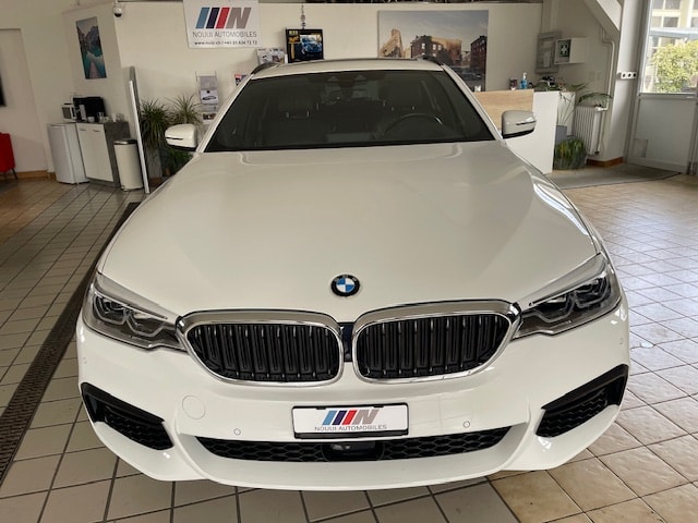 BMW 540i xDrive Touring M Sport-showroom-element-1